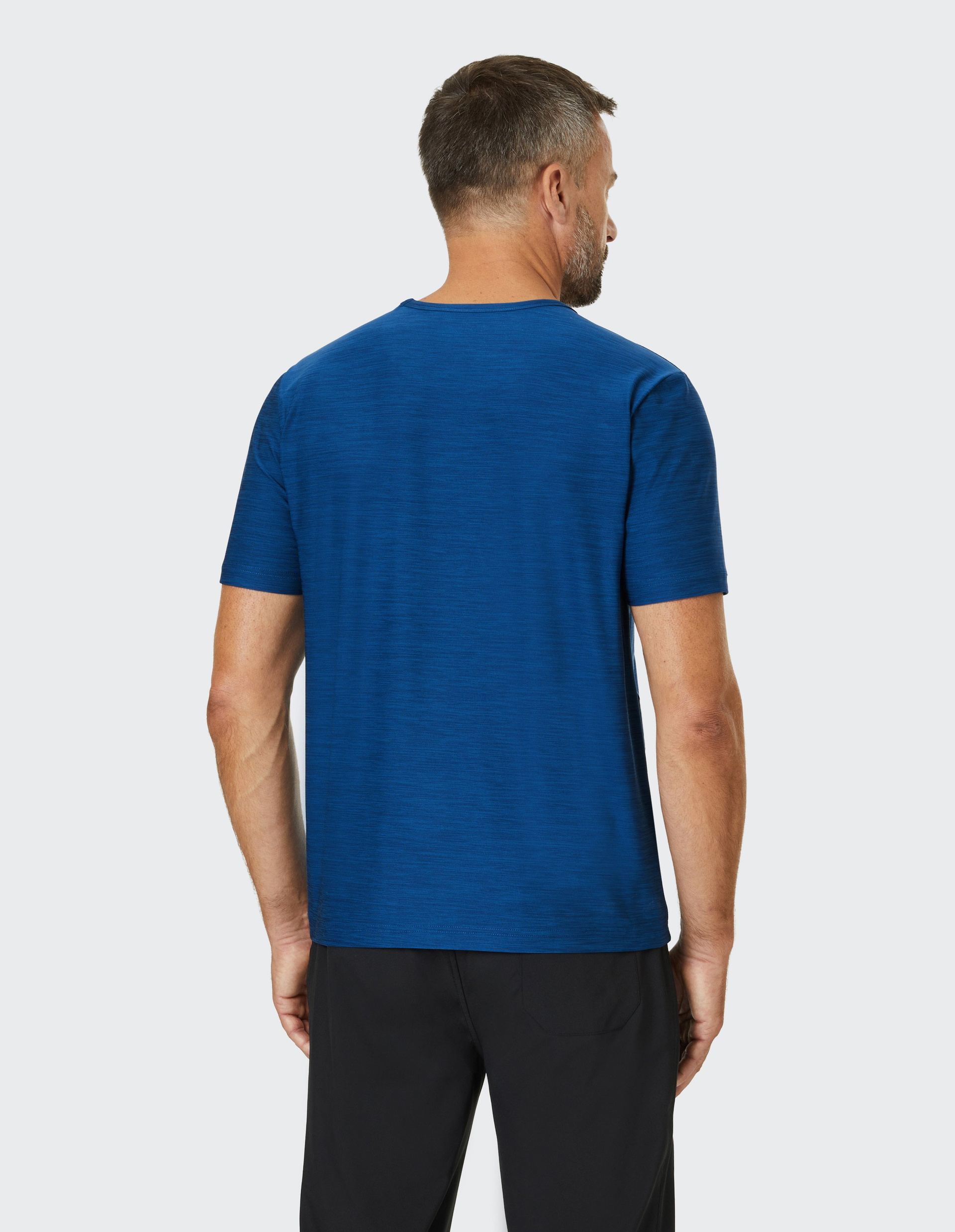 Blaues T-Shirt mit rundem Halsausschnitt, dezentem Logo auf der linken Brust, aus leicht meliertem Stoff, schlicht und sportlich.