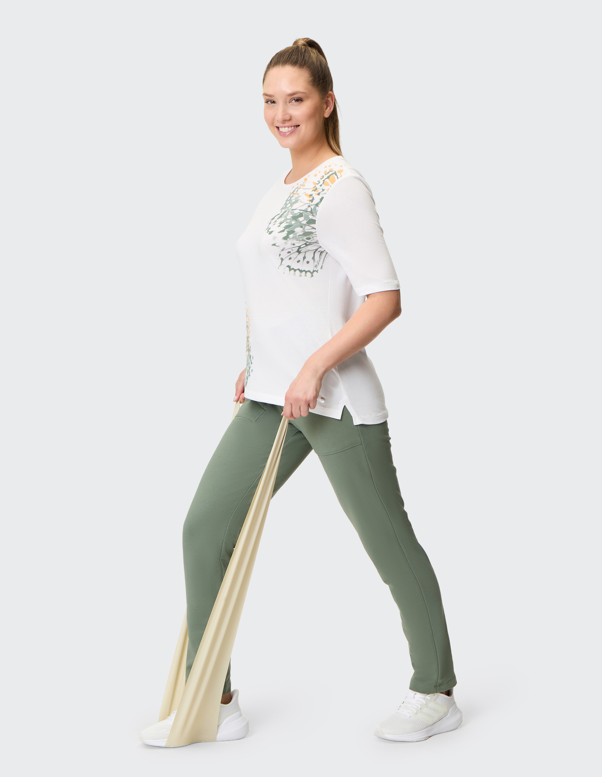 Olivegrüne Jogginghose mit elastischem Bund und Kordelzug, zwei aufgesetzten Taschen vorne und schmal geschnittenen Beinen.