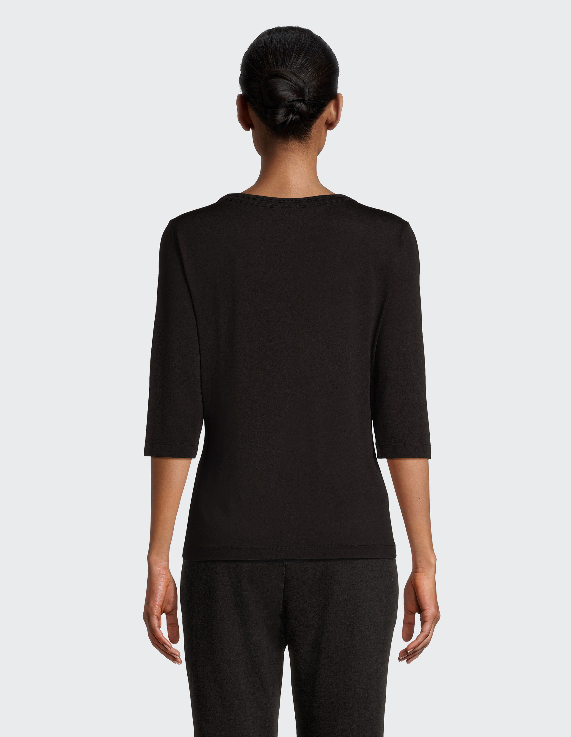 Schwarzes, dreiviertelärmeliges Damen-Top mit rundem Ausschnitt, schlichtem Design und kleiner Logostickerei am Saum.
