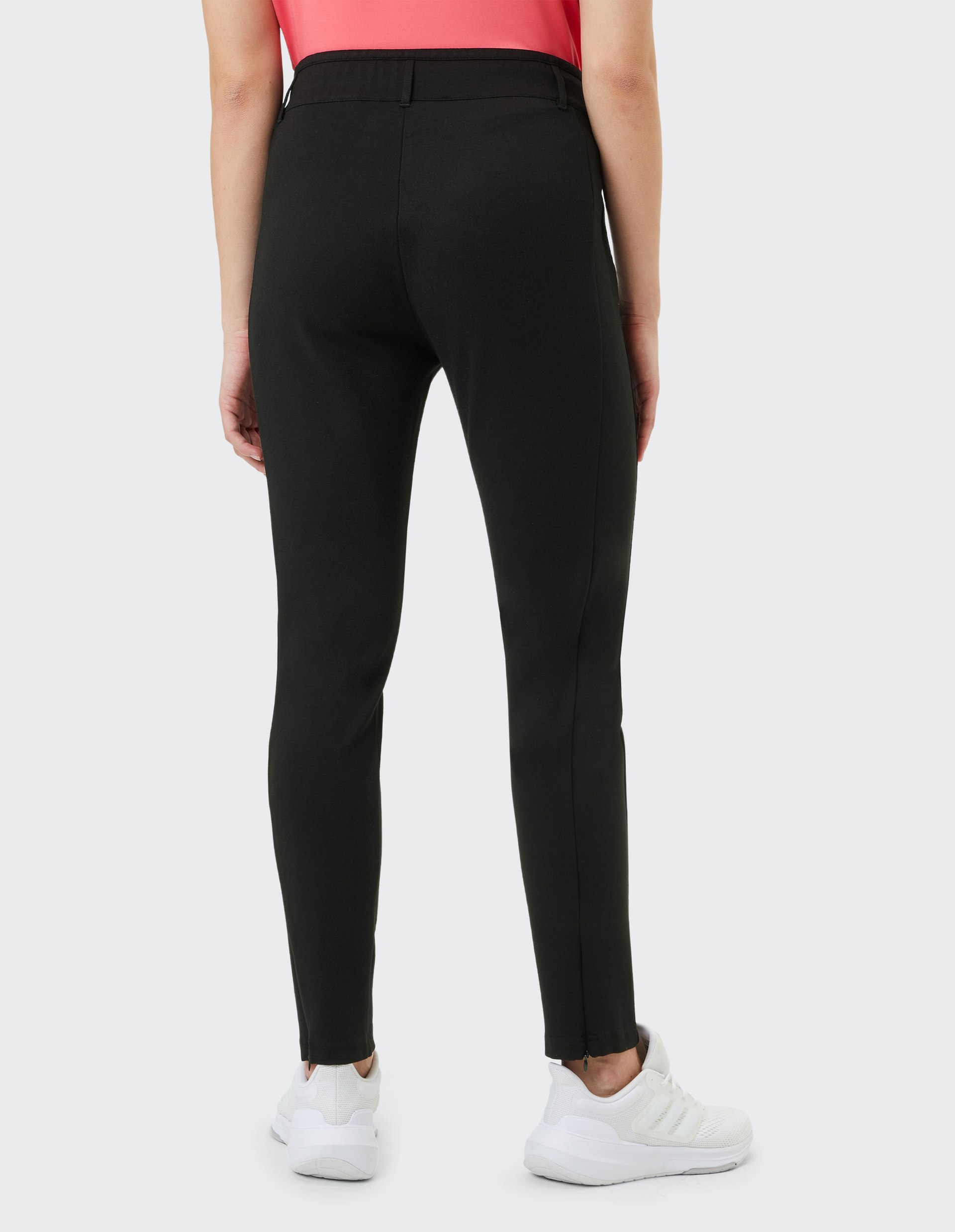 Schwarze Jogginghose mit Tunnelzug und zwei Taschen, schmal geschnitten, perfekt für Freizeit oder sportliche Aktivitäten.