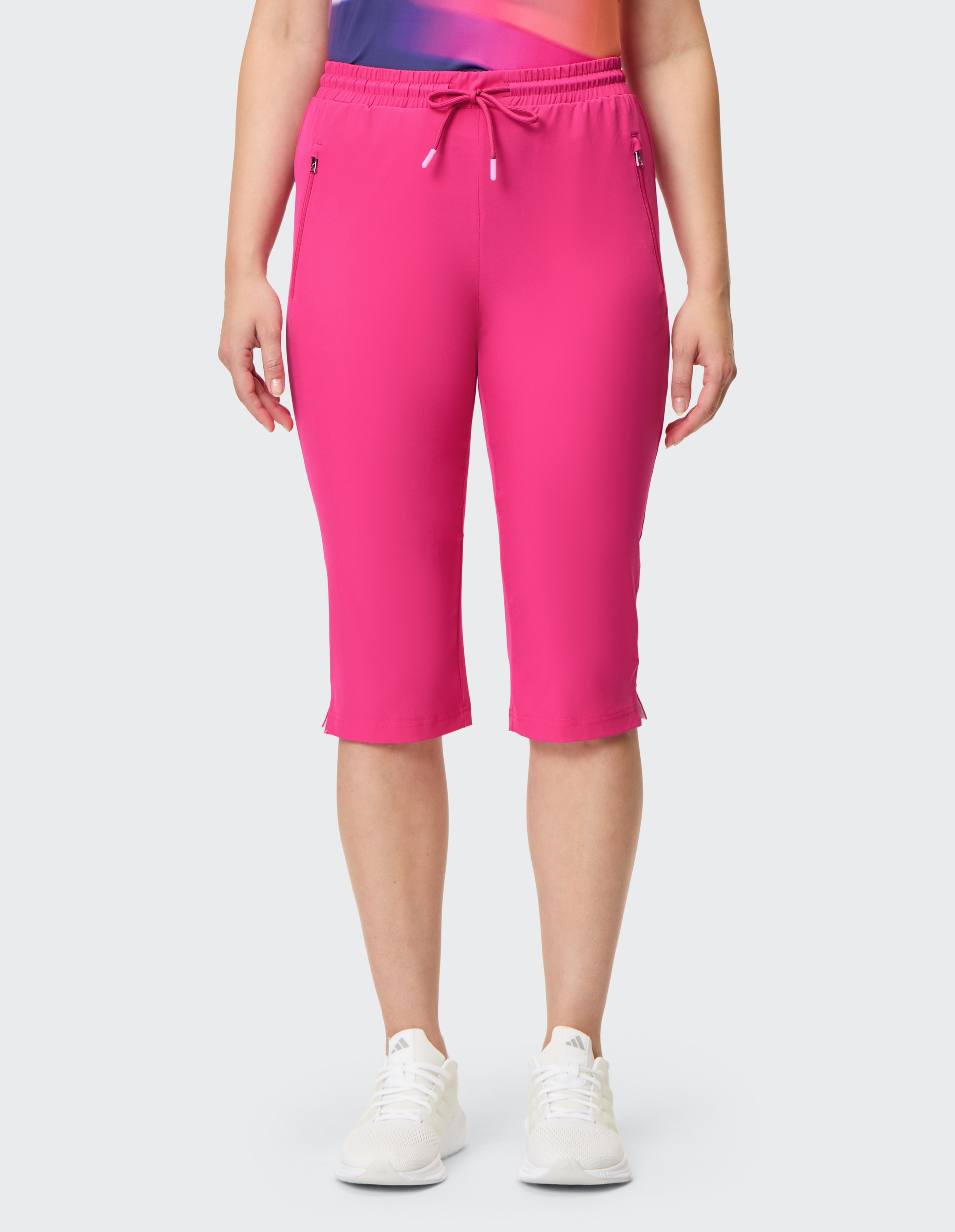 Leuchtend pinke Dreiviertelhose mit elastischem Bund und Kordelzug, schlichtes Design ohne Muster, aus weichem Stoff.