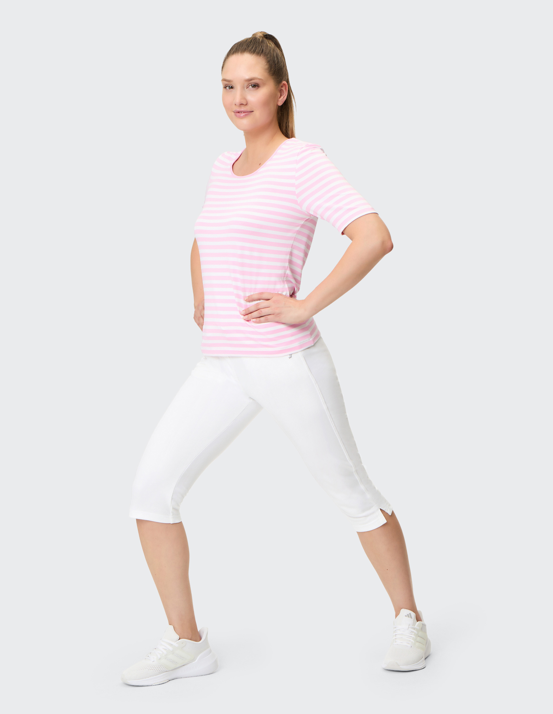 Weiße, knielange Jogginghose mit elastischem Bund, Kordelzug und seitlichen Taschen, aus weichem Baumwollstoff gefertigt.