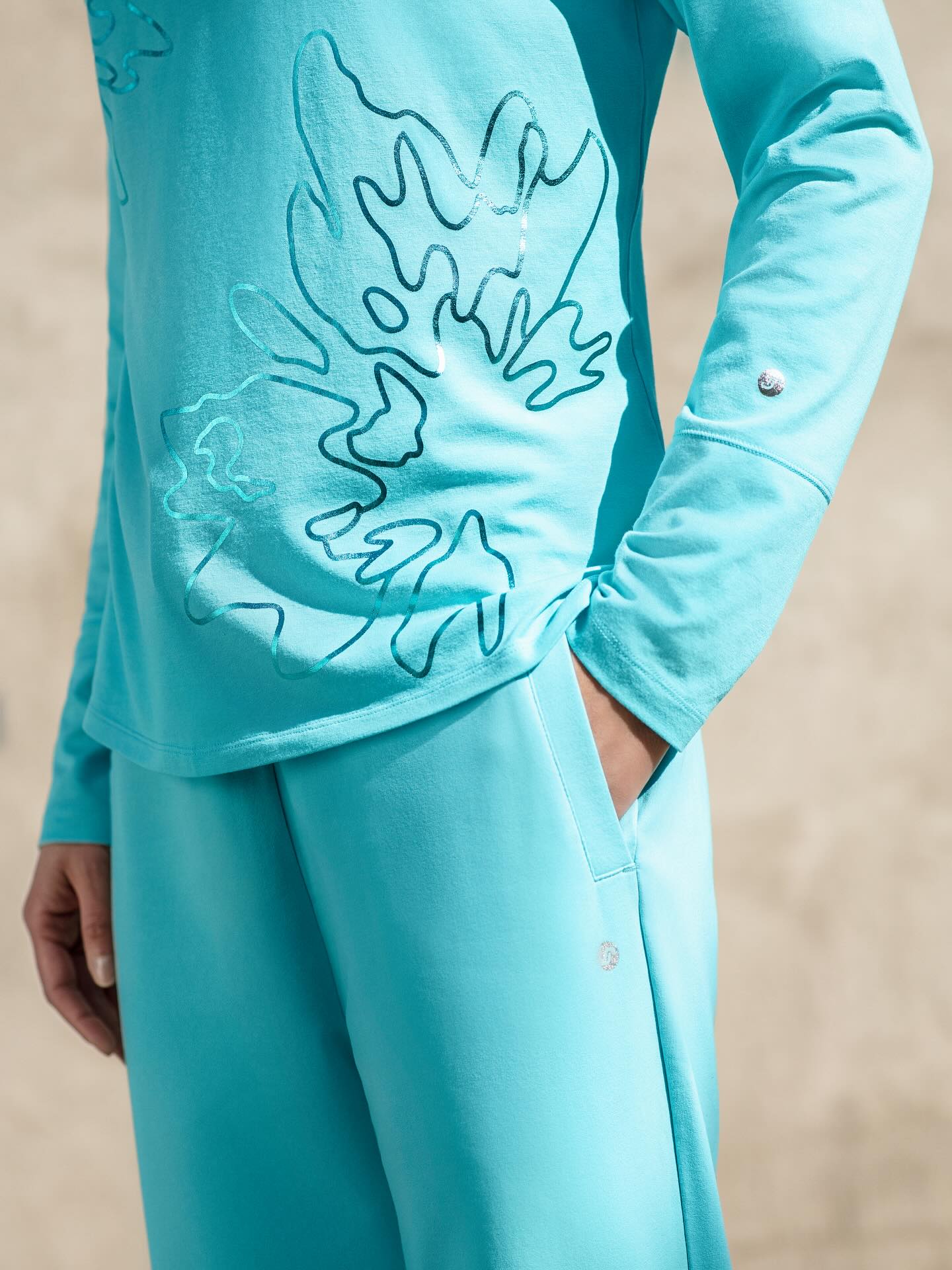 🌸 Türkis und Blumen, ein perfektes Duo! 🌸
Bereit für einen Tag voller Spaß und Stil! 💙✨ 
Modetipp: Kombiniere dieses Outfit mit einem frechen Hut oder einer coolen Sonnenbrille für den ultimativen Sommer-Look.

#JoySportswear #FeelgoodWear #ComfyOutfit #FeelgoodOutfit