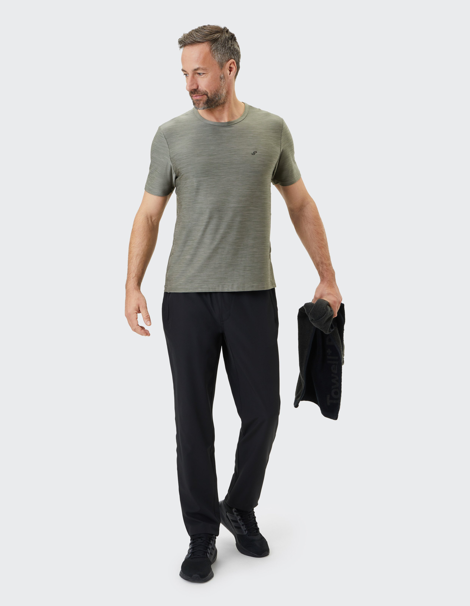 Graues T-Shirt mit feiner Streifenstruktur, Rundhalsausschnitt und kleinem Logo auf der Brust, ideal für sportliche Aktivitäten.