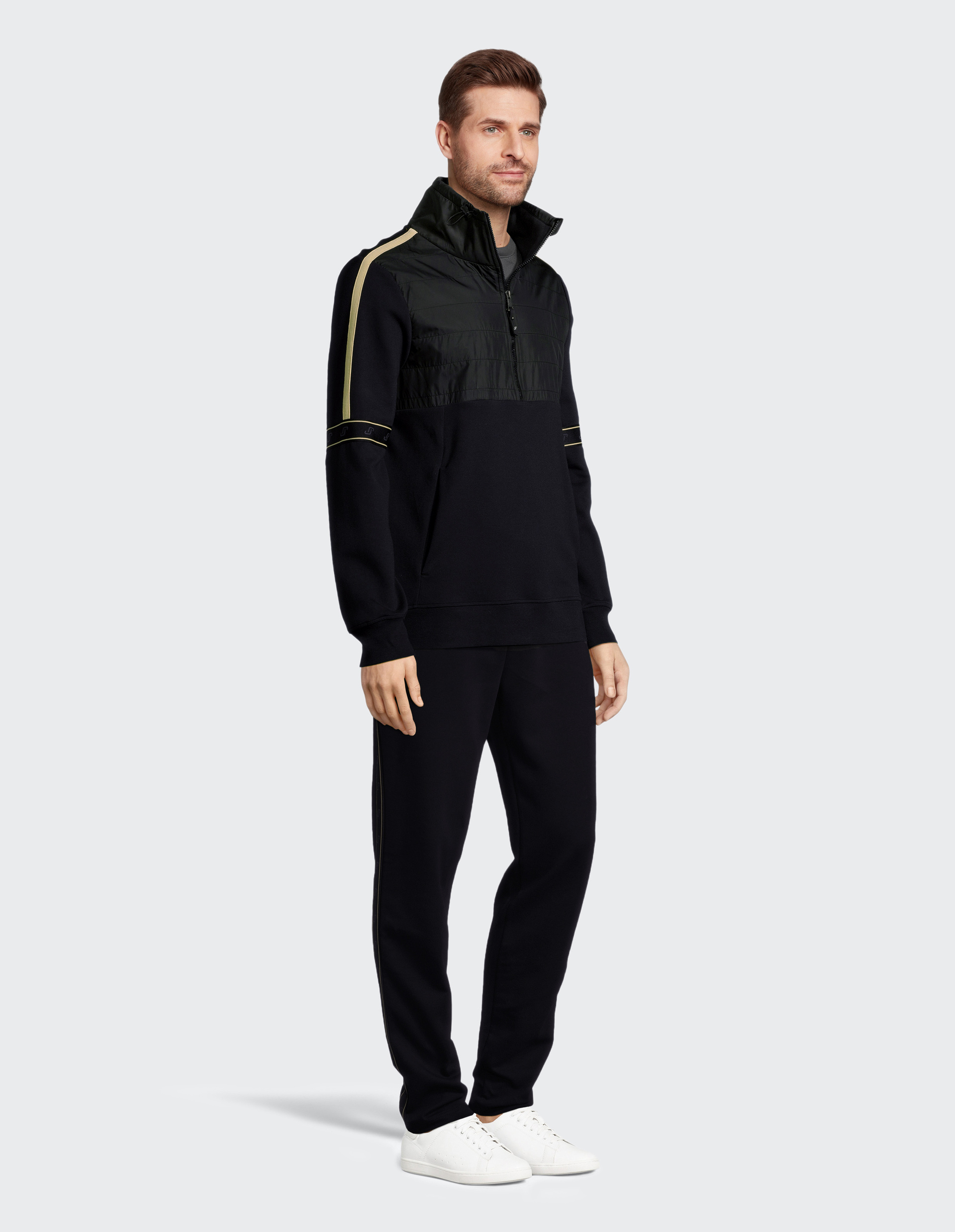 Schwarzer Pullover mit Stehkragen, halbem Reißverschluss vorn, gestepptem Oberteil und dezenten Zierstreifen an Schultern und Ärmeln.