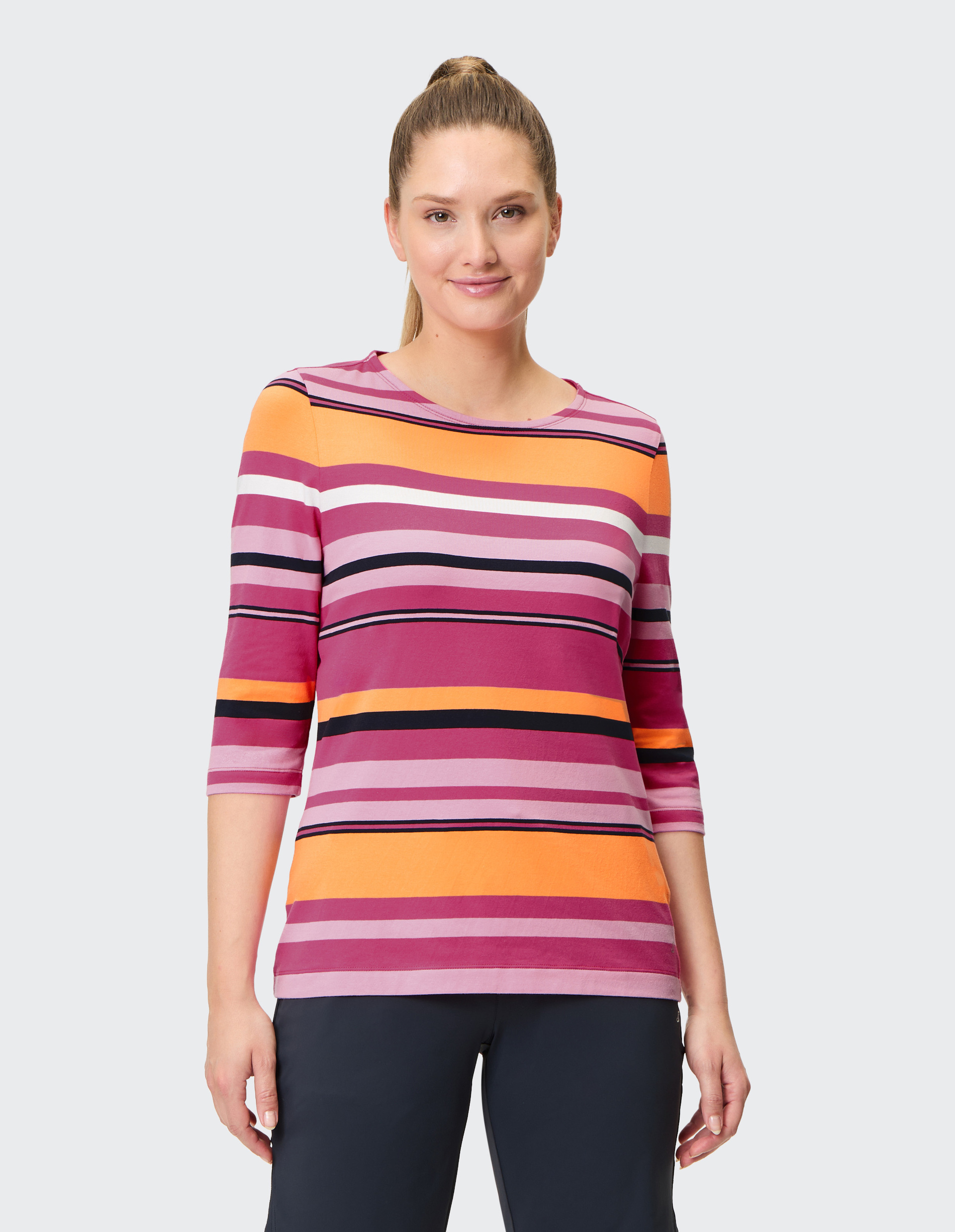 Bunt gestreiftes T-Shirt mit dreiviertel Ärmeln in Pink, Orange, Weiß und Schwarz, horizontal gestreift, aus Baumwollstoff.