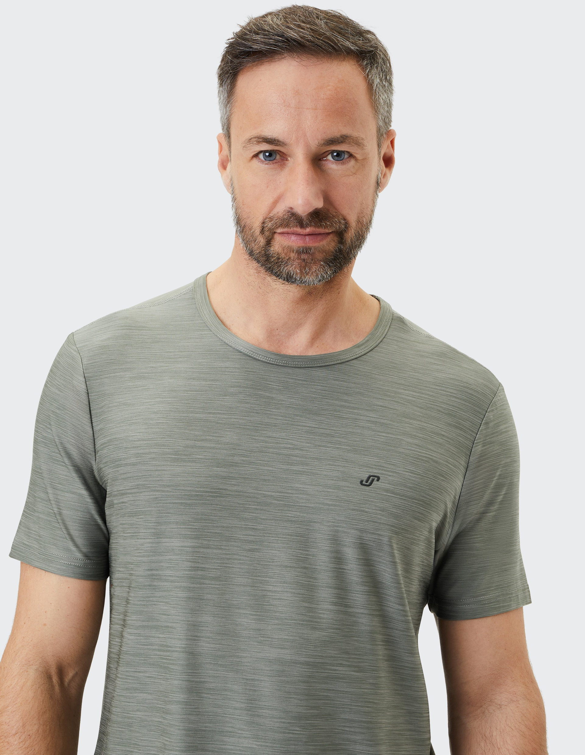 Graues T-Shirt mit feiner Streifenstruktur, Rundhalsausschnitt und kleinem Logo auf der Brust, ideal für sportliche Aktivitäten.