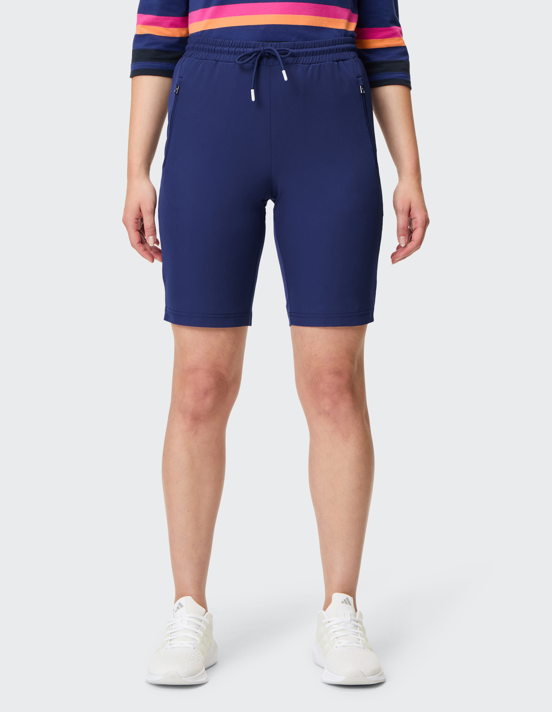 Dunkelblaue Shorts mit elastischem Bund und Kordelzug, seitliche Reißverschlusstaschen, knielang geschnitten.