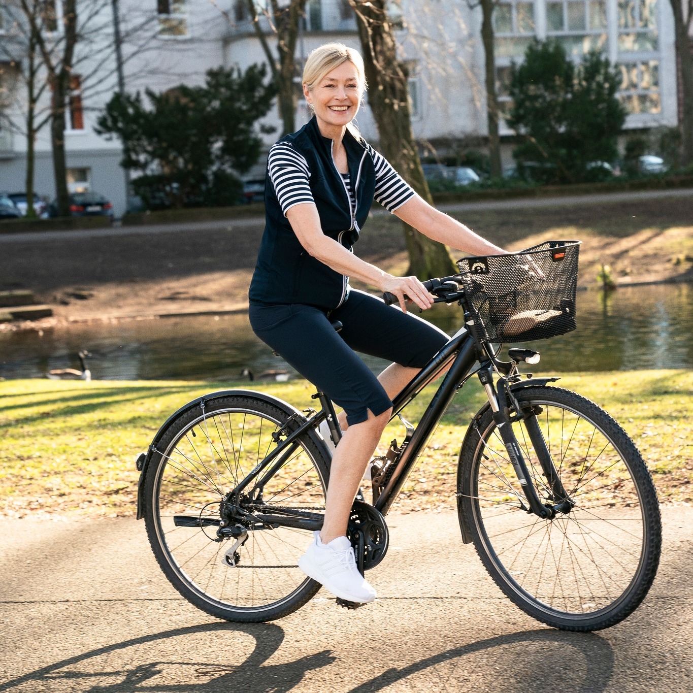 Fahrrad oder Laufschuhe – du entscheidest. 👟🚲
Mit dem stylischen T-Shirt „Allison“ und der bequemen Caprihose „Ellie“ bist du perfekt für den Übergang gestylt – und bleibst dabei ganz in deinem Rhythmus.

#JOYsportswear #active #running #cycling #Herbst