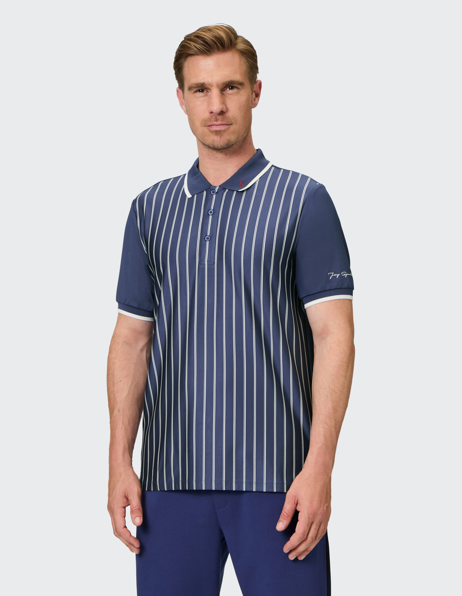 Blaues Polohemd mit weißen Streifen, kurzem Ärmel und Knopfleiste, kontrastfarbenem Kragen und Manschetten.