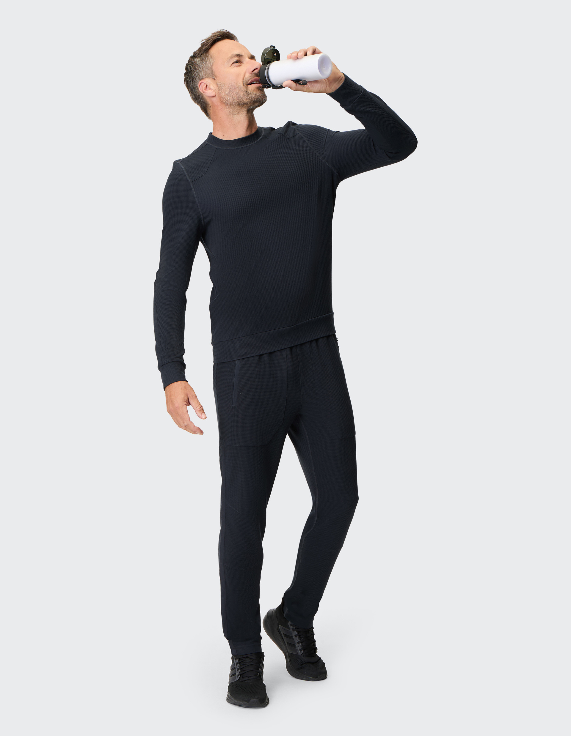 Dunkelblaue Jogginghose mit elastischem Bund, Kordelzug und Reißverschlusstaschen, aus weichem Stoff für Komfort.