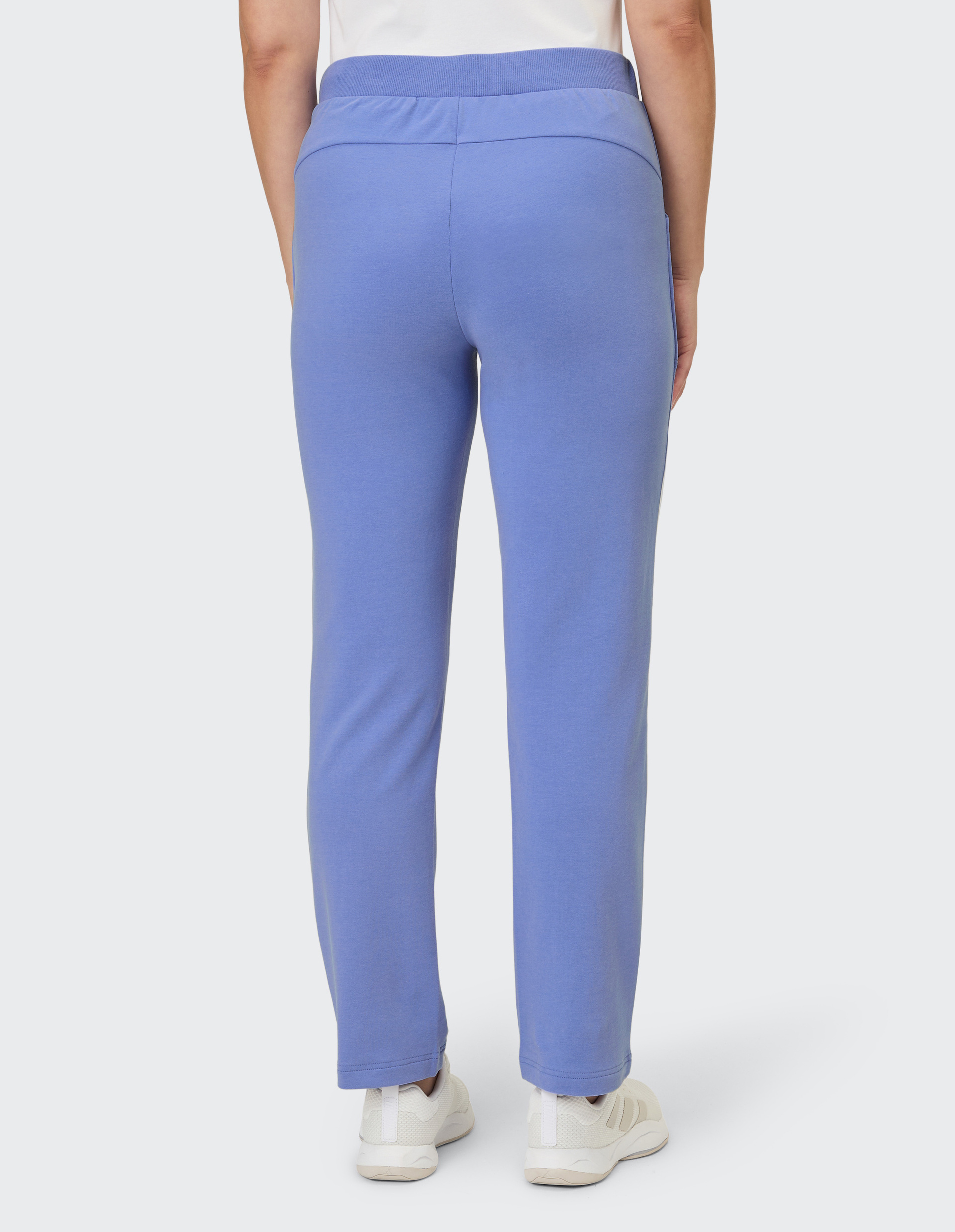 Blaue lockere Hose mit elastischem Bund und schlichtem Design, getragen mit weißen Turnschuhen.