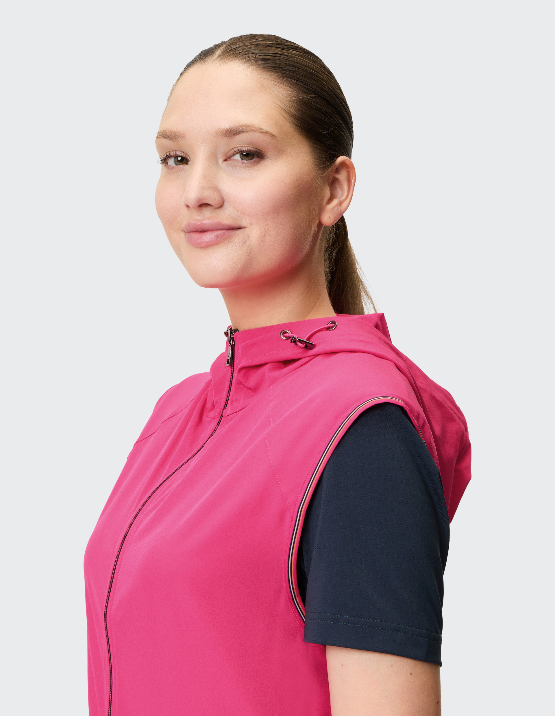 Ärmellose, pinke Kapuzenweste mit Frontreißverschluss und zwei seitlichen Reißverschlusstaschen für sportlichen Stil.