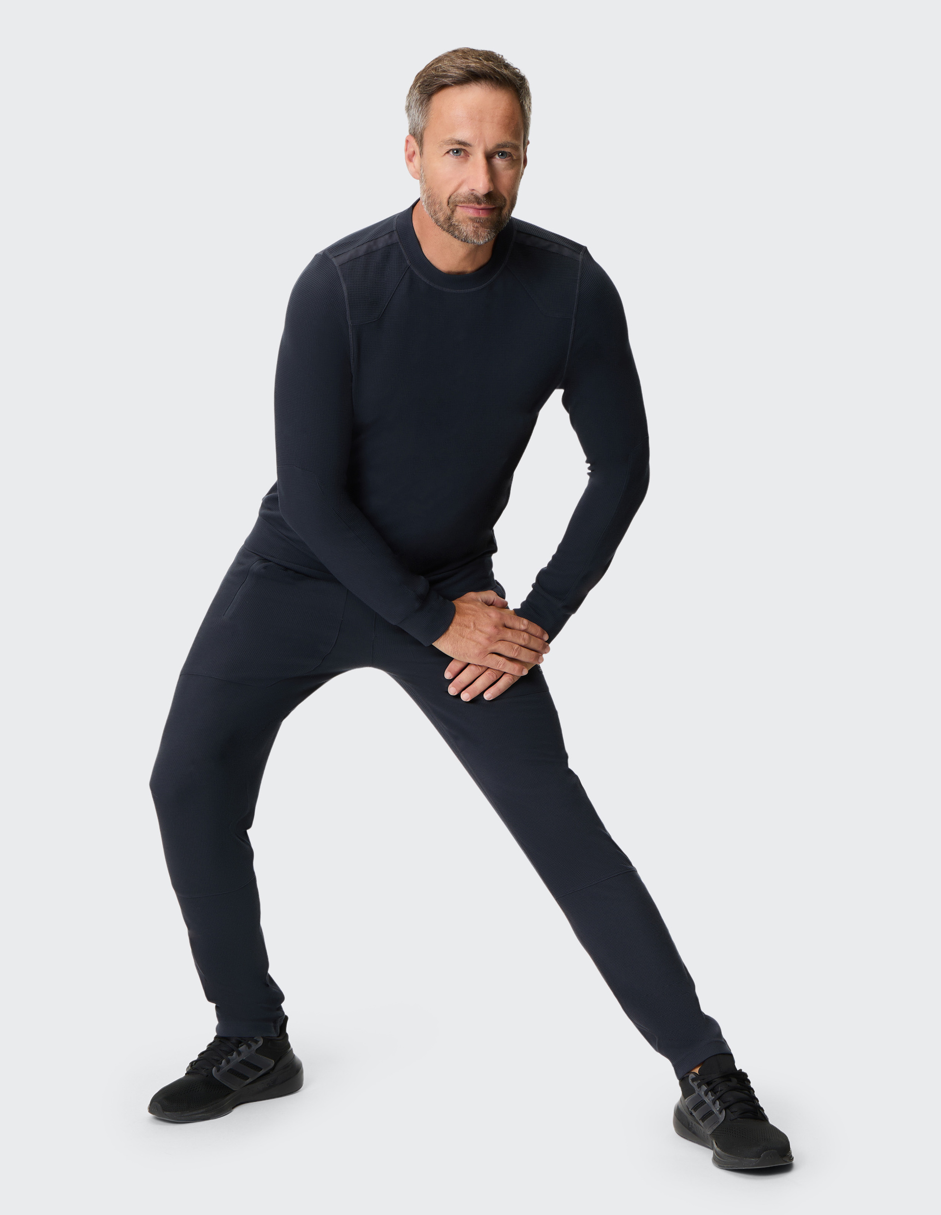 Dunkelblauer Pullover mit Rundhalsausschnitt und langen Ärmeln, gerippten Bündchen und schlichtem, elegantem Design.