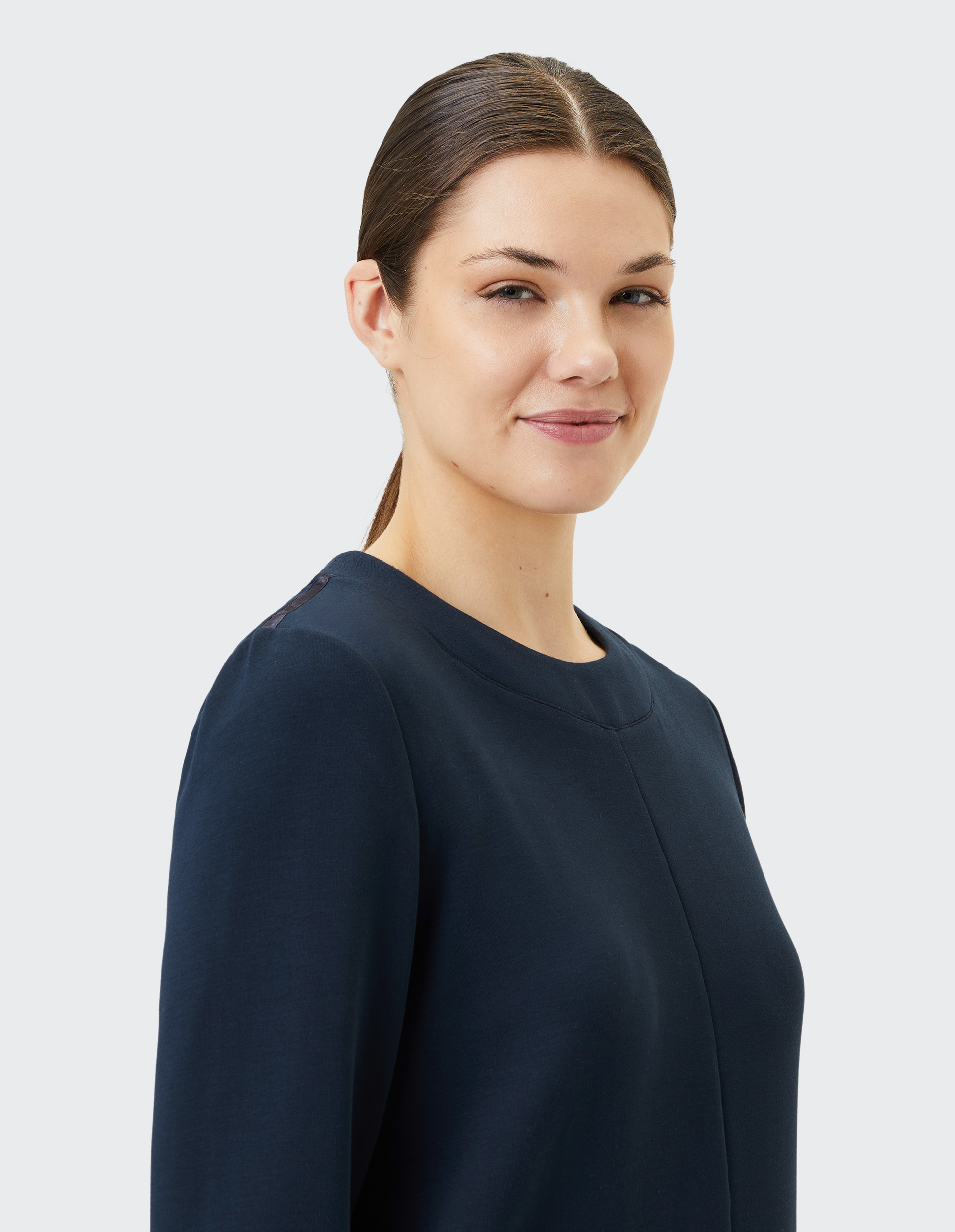 Dunkelblauer, langärmeliger Pullover mit Rundhalsausschnitt, dezentem Design und geraden Nähten auf der Vorderseite.