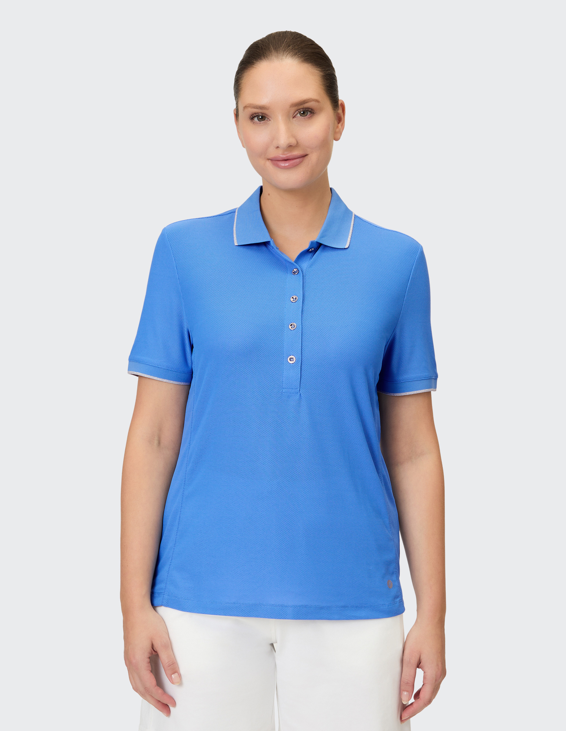 Ein blaues Poloshirt für Damen mit weißem Kragen und kurzen Ärmeln, das mit vier Knöpfen geschlossen wird.