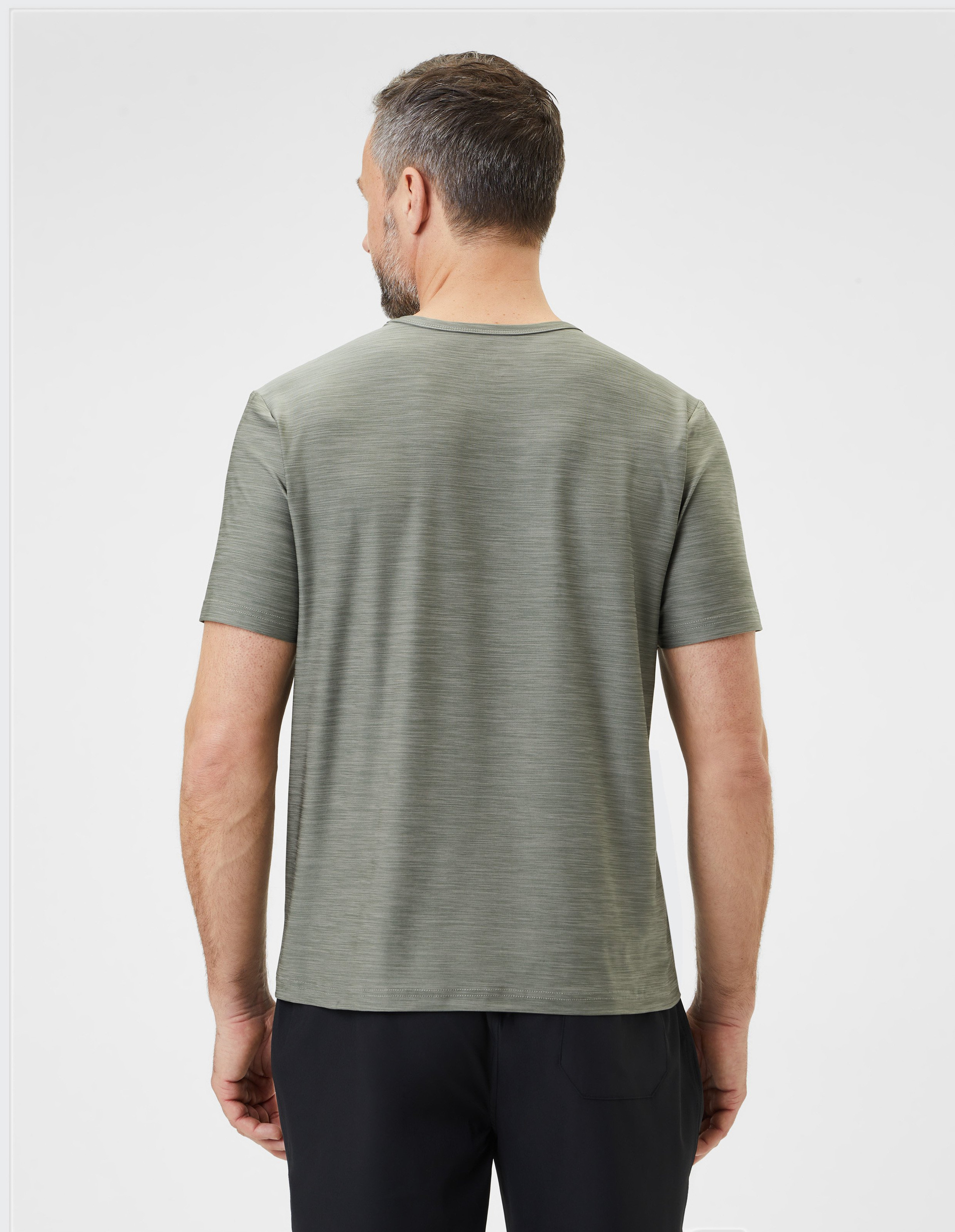 Graues T-Shirt mit feiner Streifenstruktur, Rundhalsausschnitt und kleinem Logo auf der Brust, ideal für sportliche Aktivitäten.
