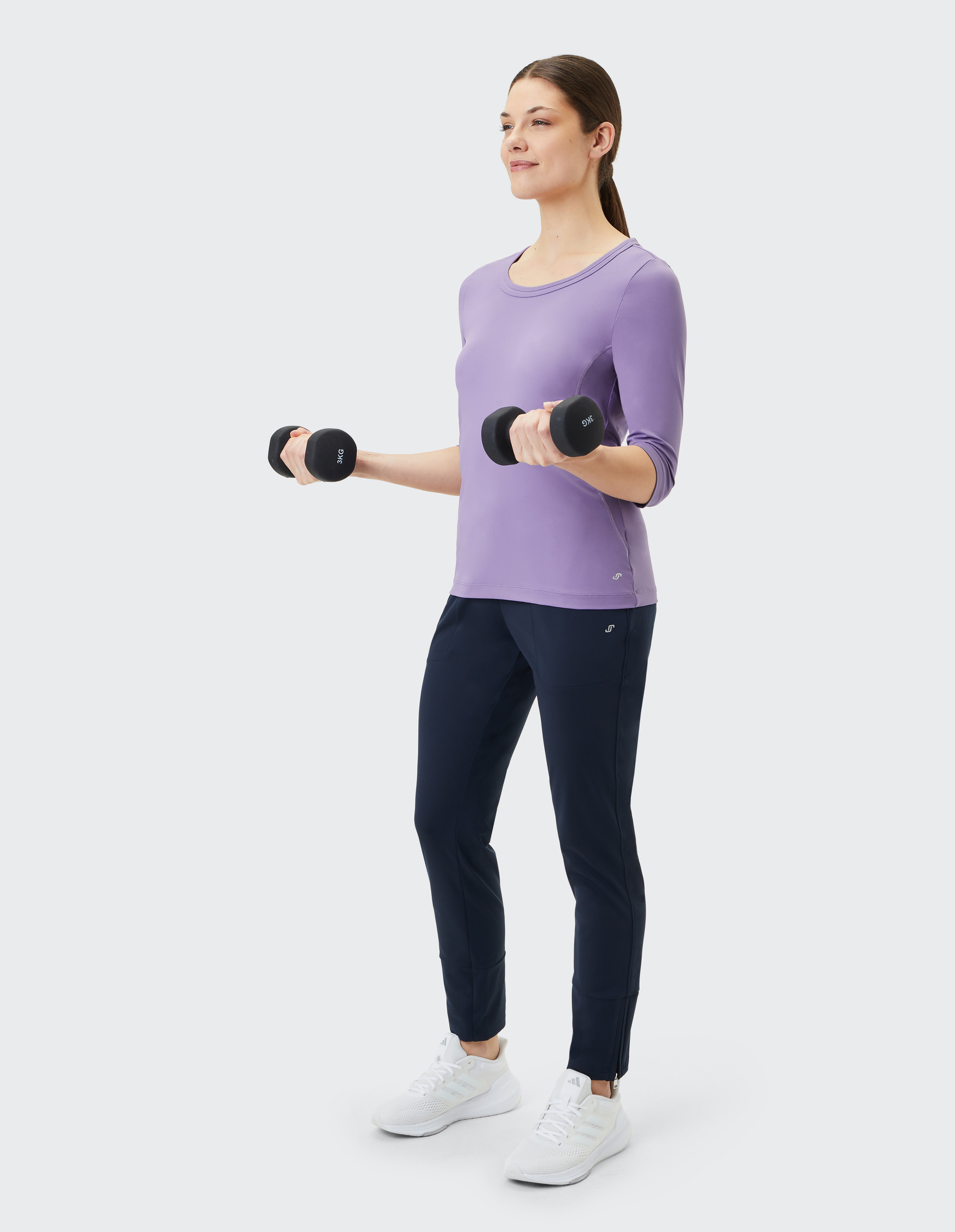 Fliederfarbenes, dreiviertelärmeliges Damen-T-Shirt mit rundem Ausschnitt, schlichtem Design und Logo im Nackenbereich.