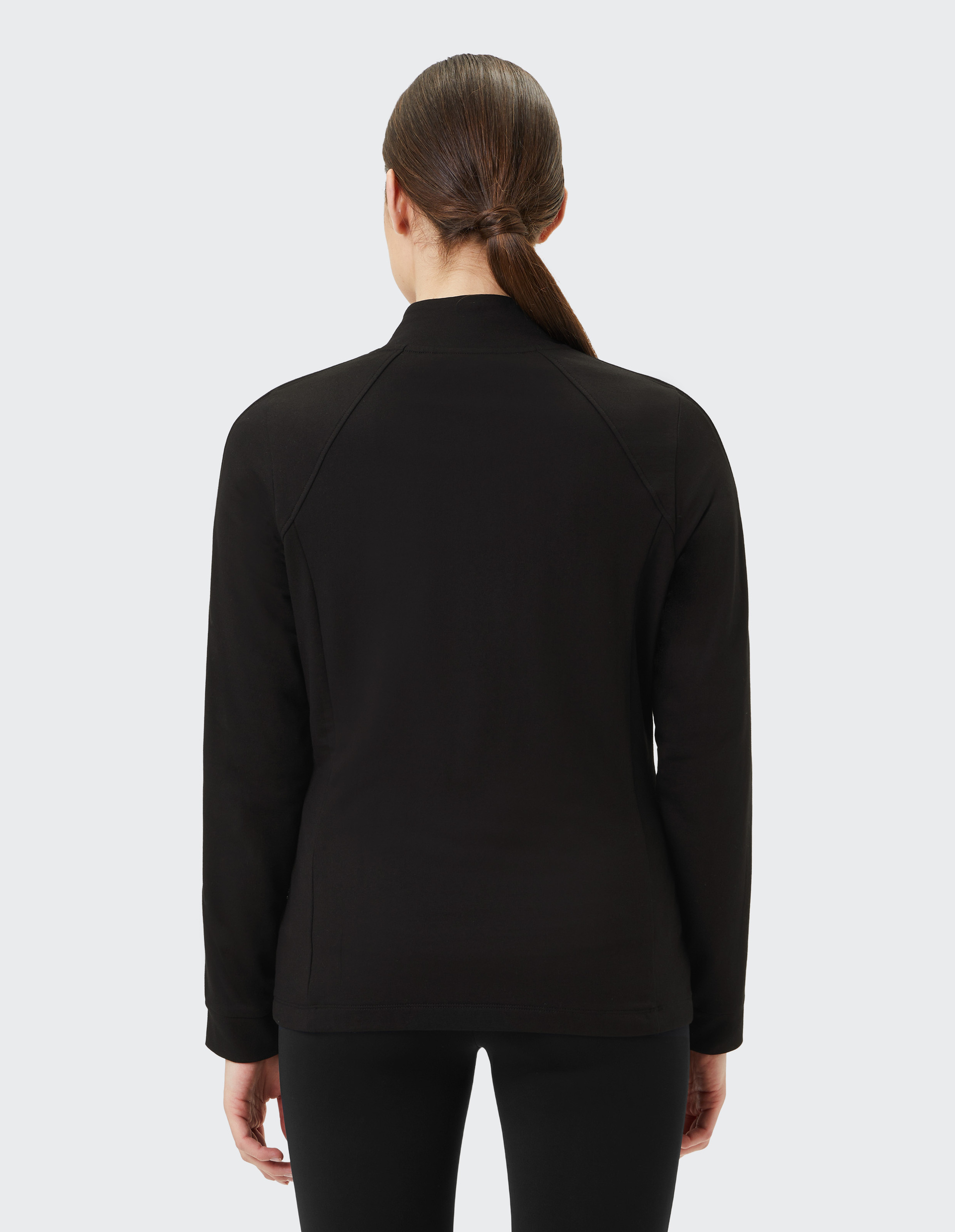 Schwarze, hüftlange Jacke mit durchgehendem Reißverschluss und seitlichen Reißverschlusstaschen, hochgeschlossenem Kragen.