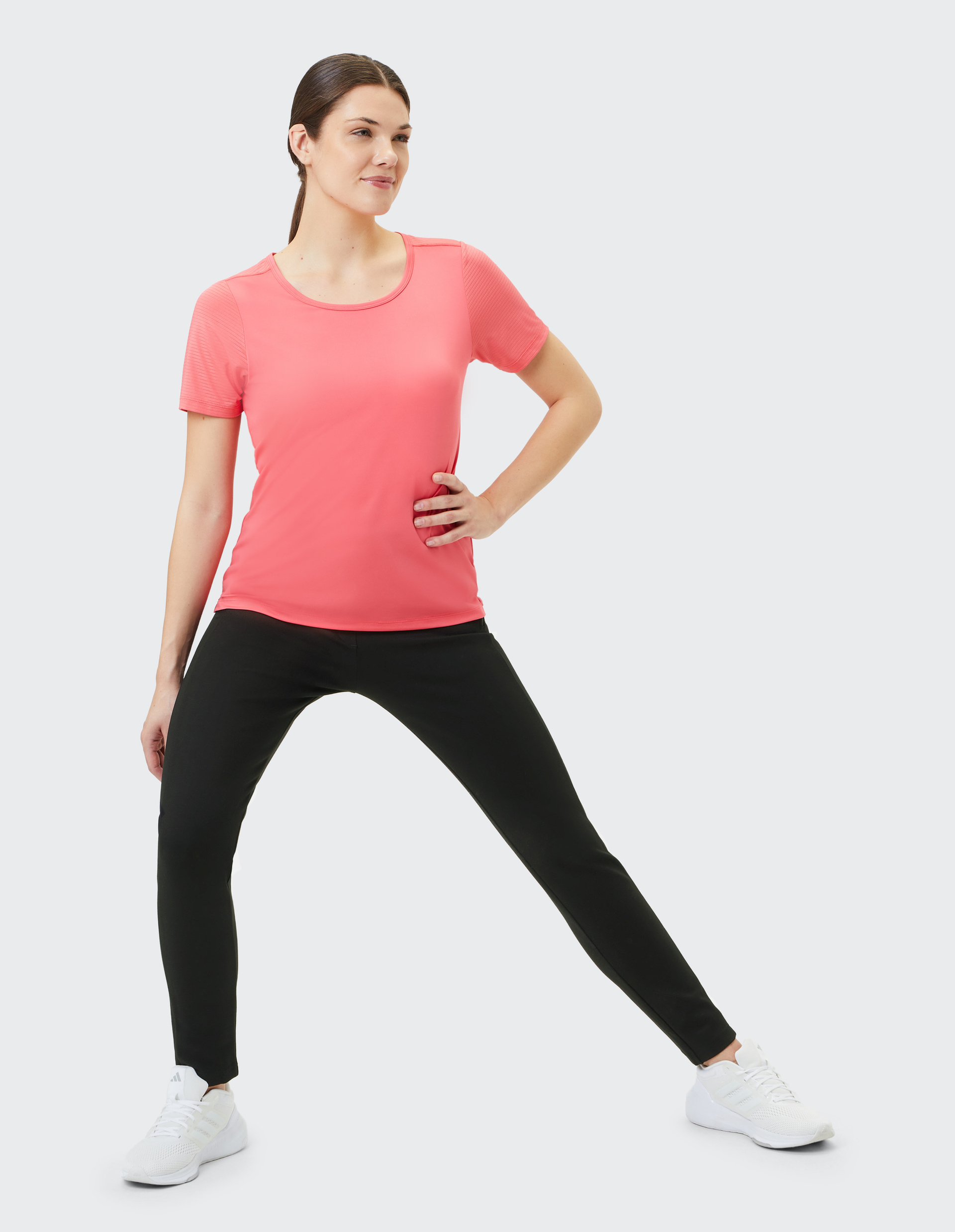 Schwarze Jogginghose mit Tunnelzug und zwei Taschen, schmal geschnitten, perfekt für Freizeit oder sportliche Aktivitäten.