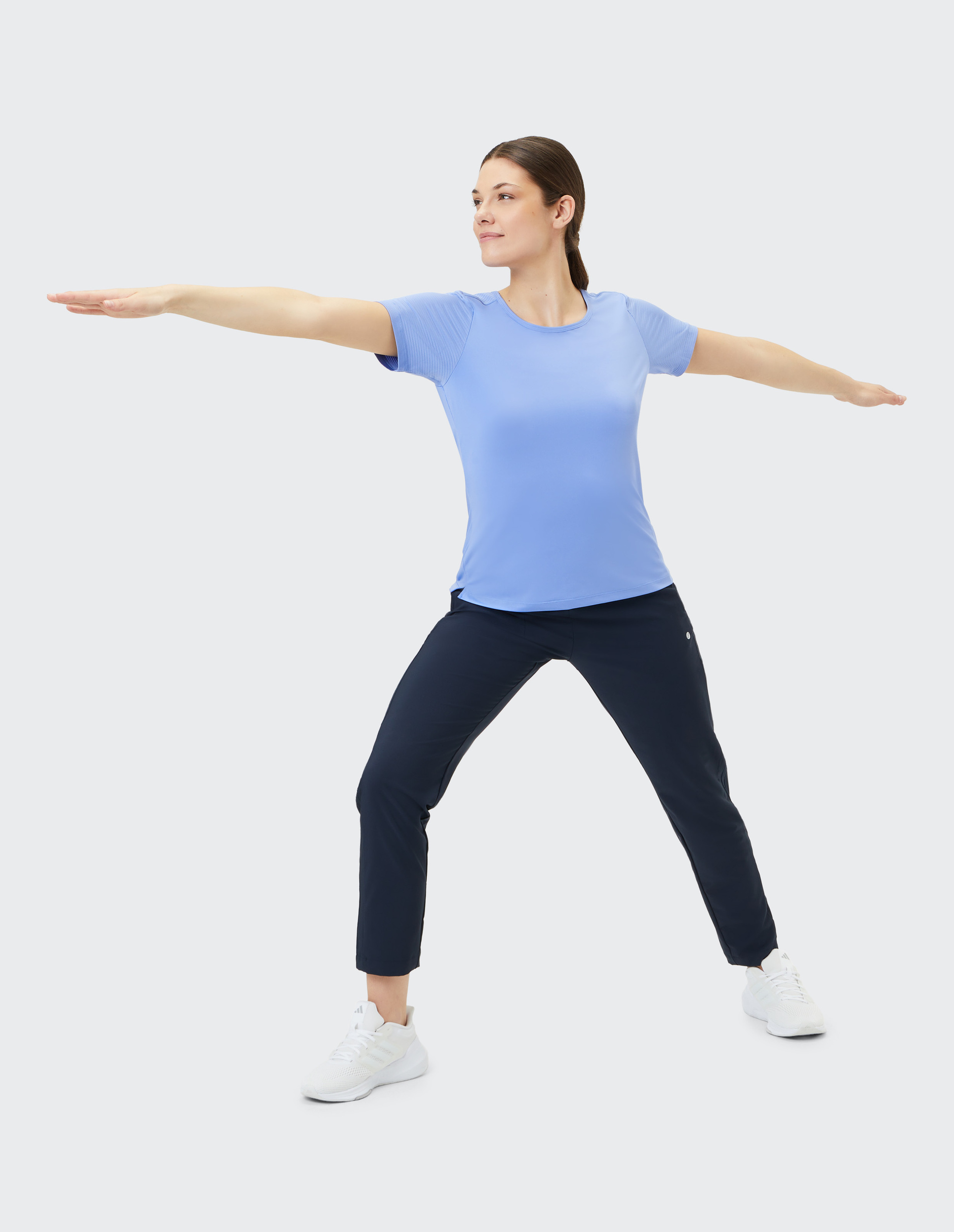 Ein hellblaues Damen-T-Shirt mit Rundhalsausschnitt und kurzen, leicht gestreiften Ärmeln aus leichtem, atmungsaktivem Material.