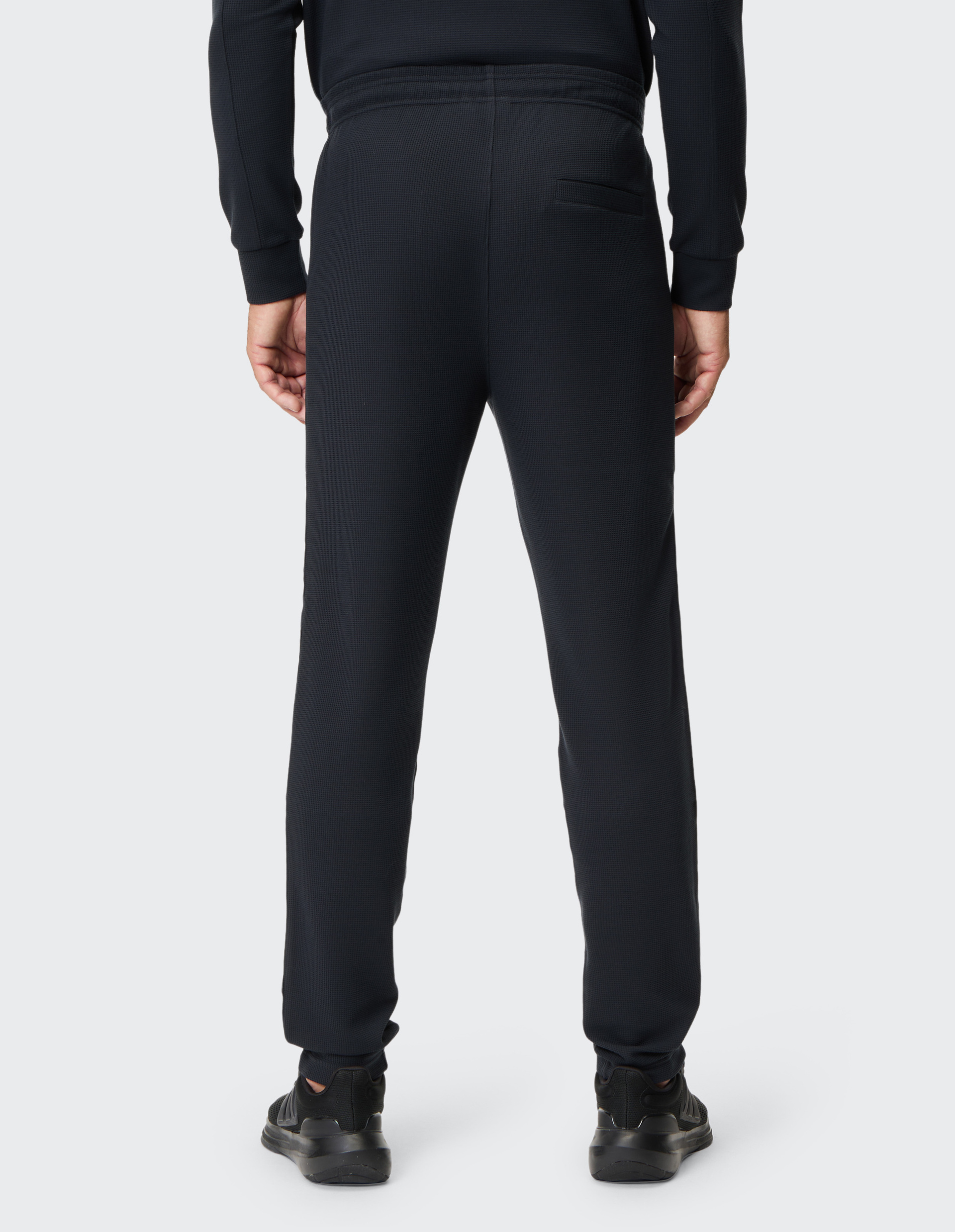 Dunkelblaue Jogginghose mit elastischem Bund, Kordelzug und Reißverschlusstaschen, aus weichem Stoff für Komfort.