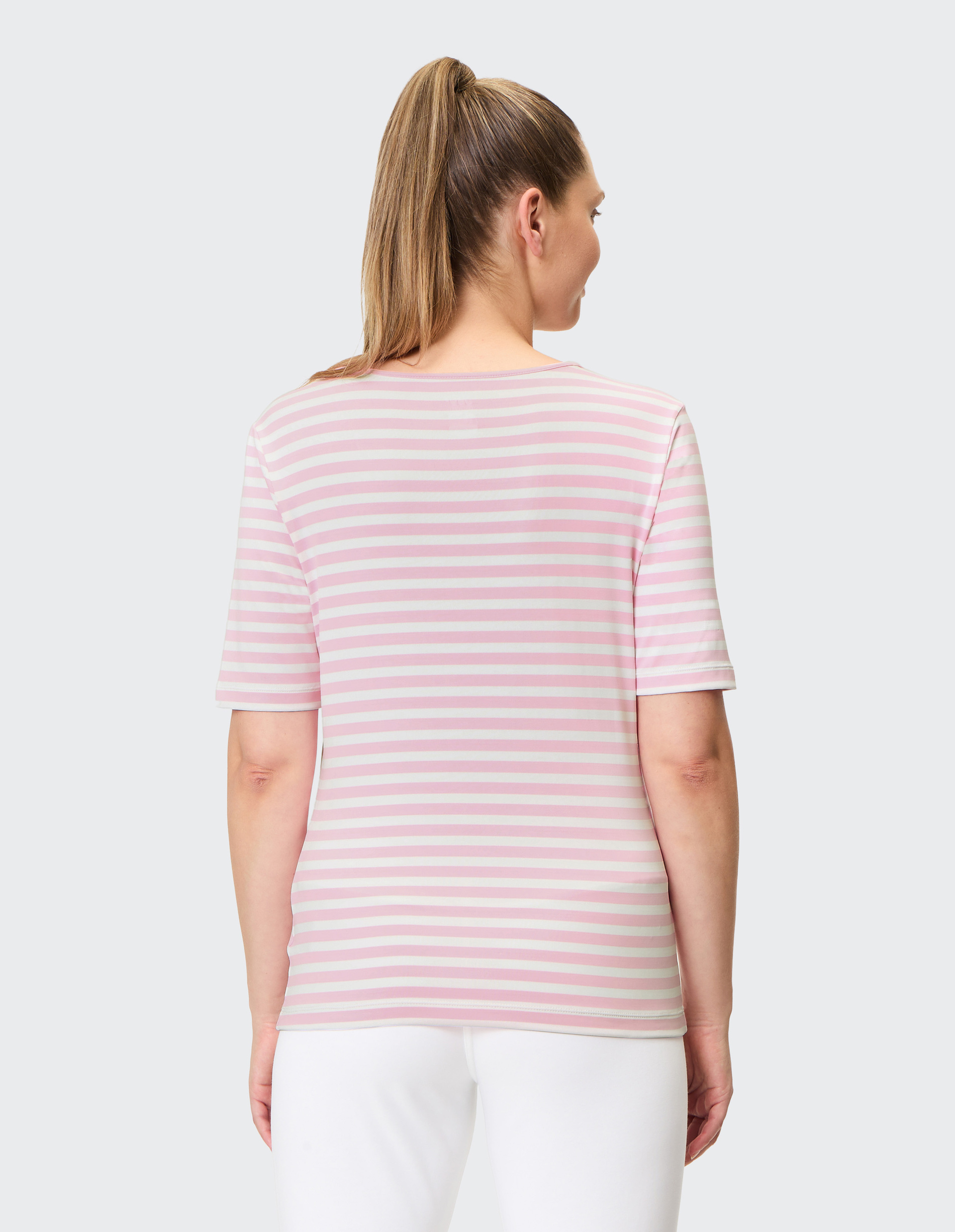 Ein Damen-T-Shirt mit kurzen Ärmeln in weiß-rosa gestreiftem Muster und rundem Halsausschnitt, aus weichem, leichtem Stoff.