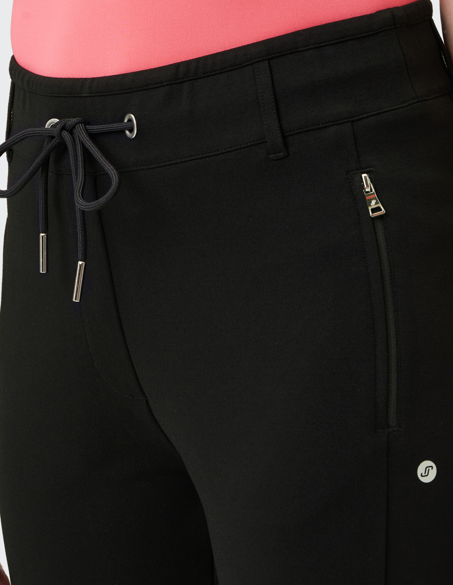 Schwarze Jogginghose mit Tunnelzug und zwei Taschen, schmal geschnitten, perfekt für Freizeit oder sportliche Aktivitäten.