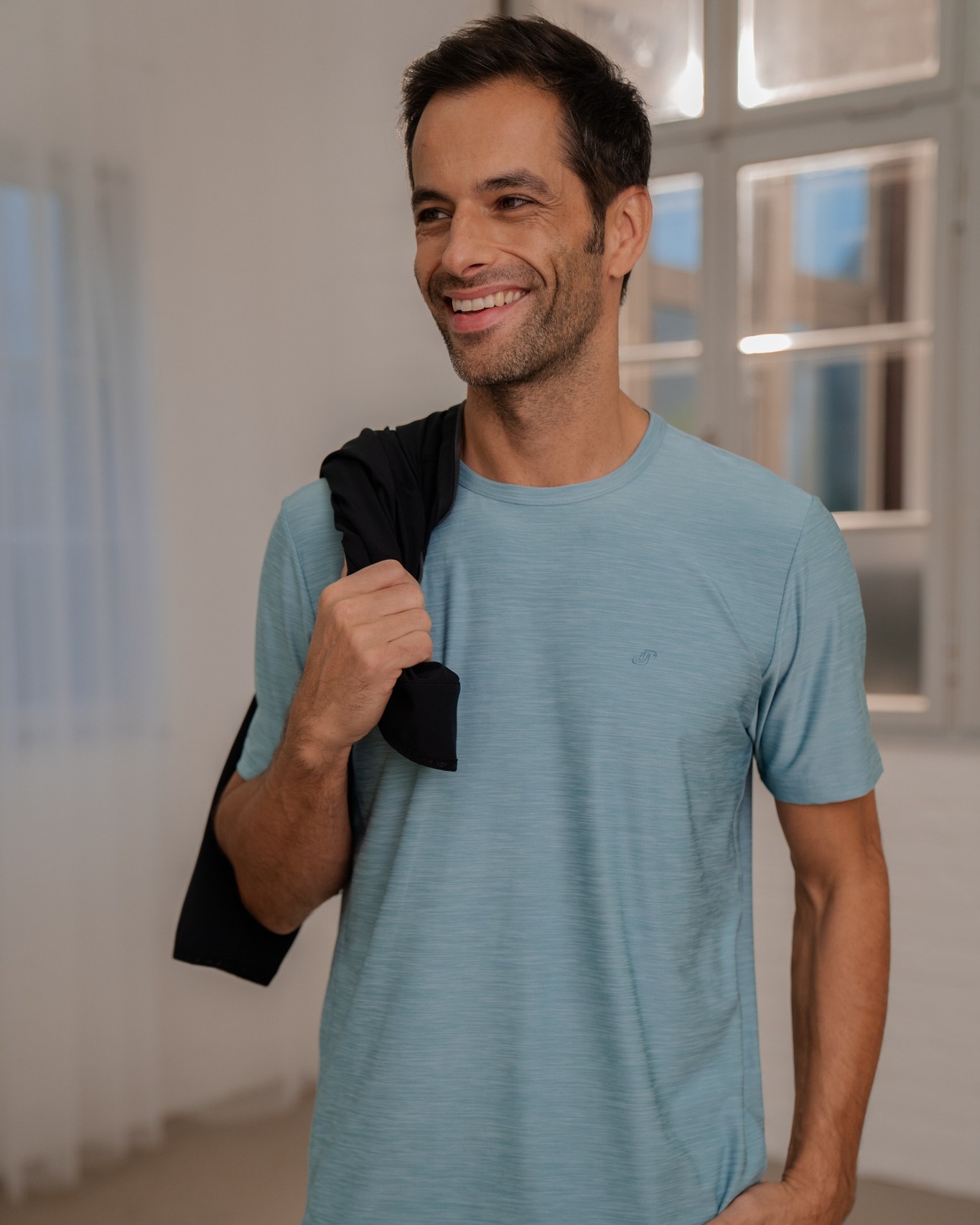 Aktiv sein. Wohlfühlen. Gut aussehen. 💪
Mit dem Funktionsshirt VITUS wird jedes Workout zum Frischeerlebnis – dank feuchtigkeitsableitendem Material und sportivem Look.
Für alle, die Bewegung lieben und Komfort schätzen. 😎

#BewegungMitSt #AktivBleiben #KomfortTrifftDesign #SportlichUndSmart #JOYsportswear