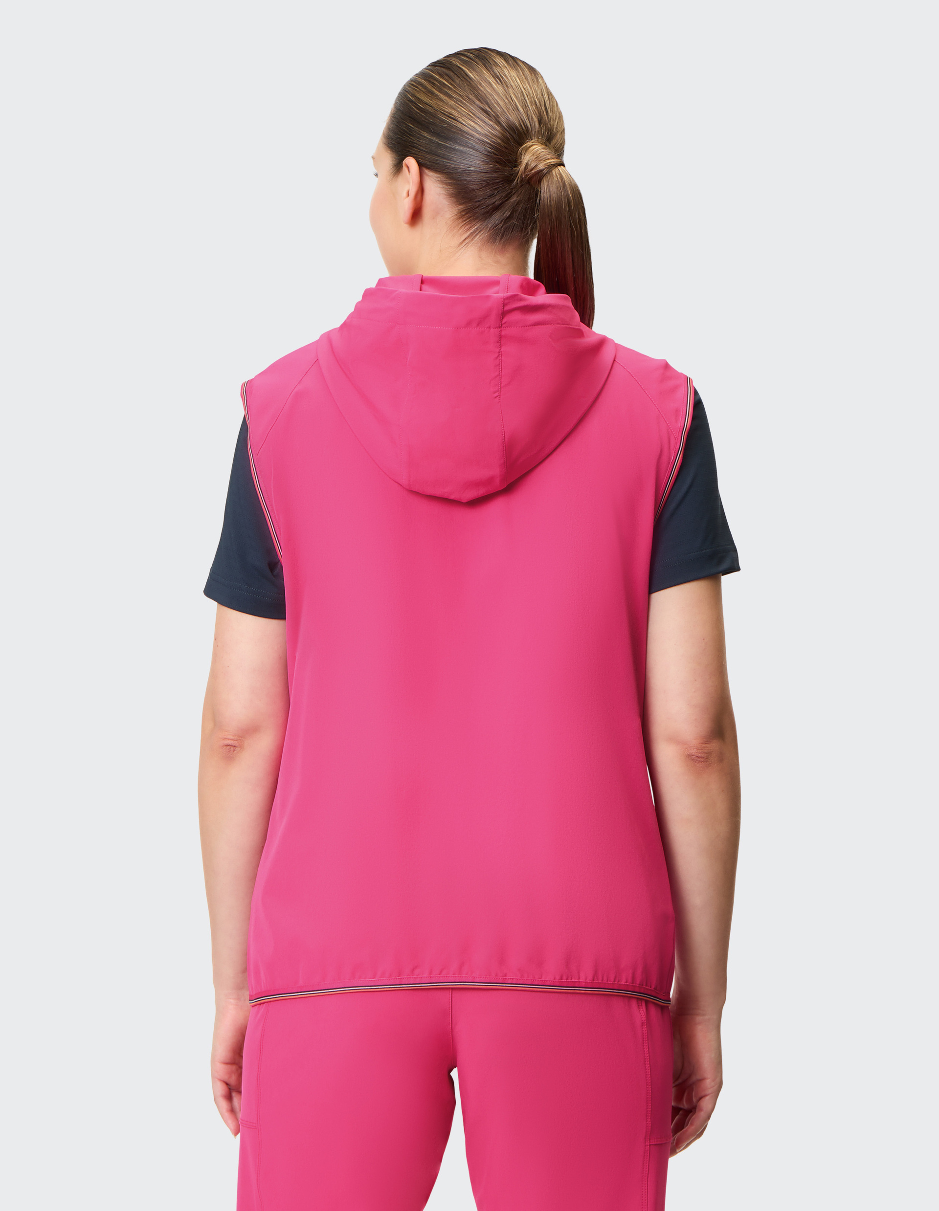 Ärmellose, pinke Kapuzenweste mit Frontreißverschluss und zwei seitlichen Reißverschlusstaschen für sportlichen Stil.