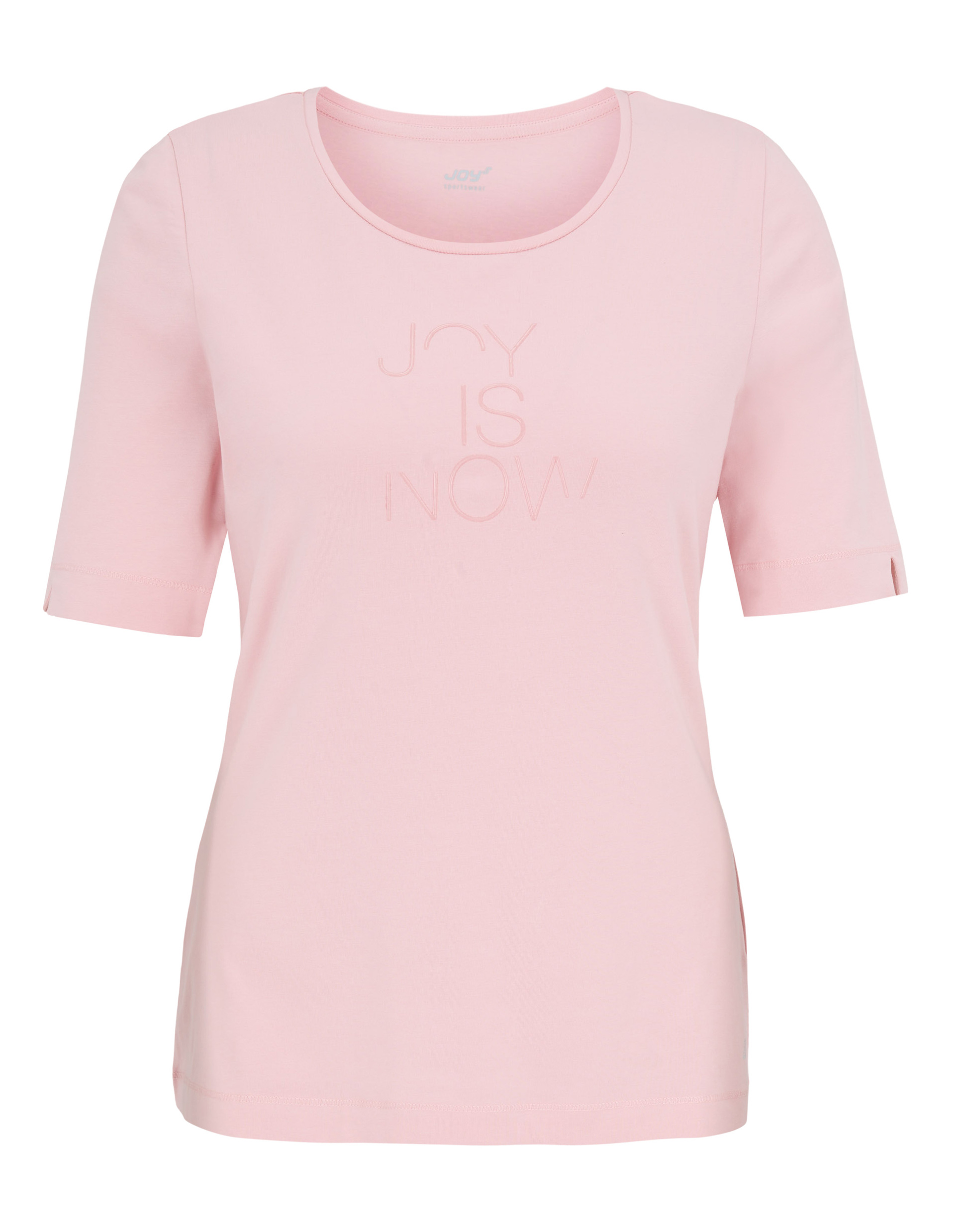 Rosa T-Shirt mit rundem Ausschnitt und dem eingestickten Text "JOY IS NOW" auf der Vorderseite, halblange Ärmel.