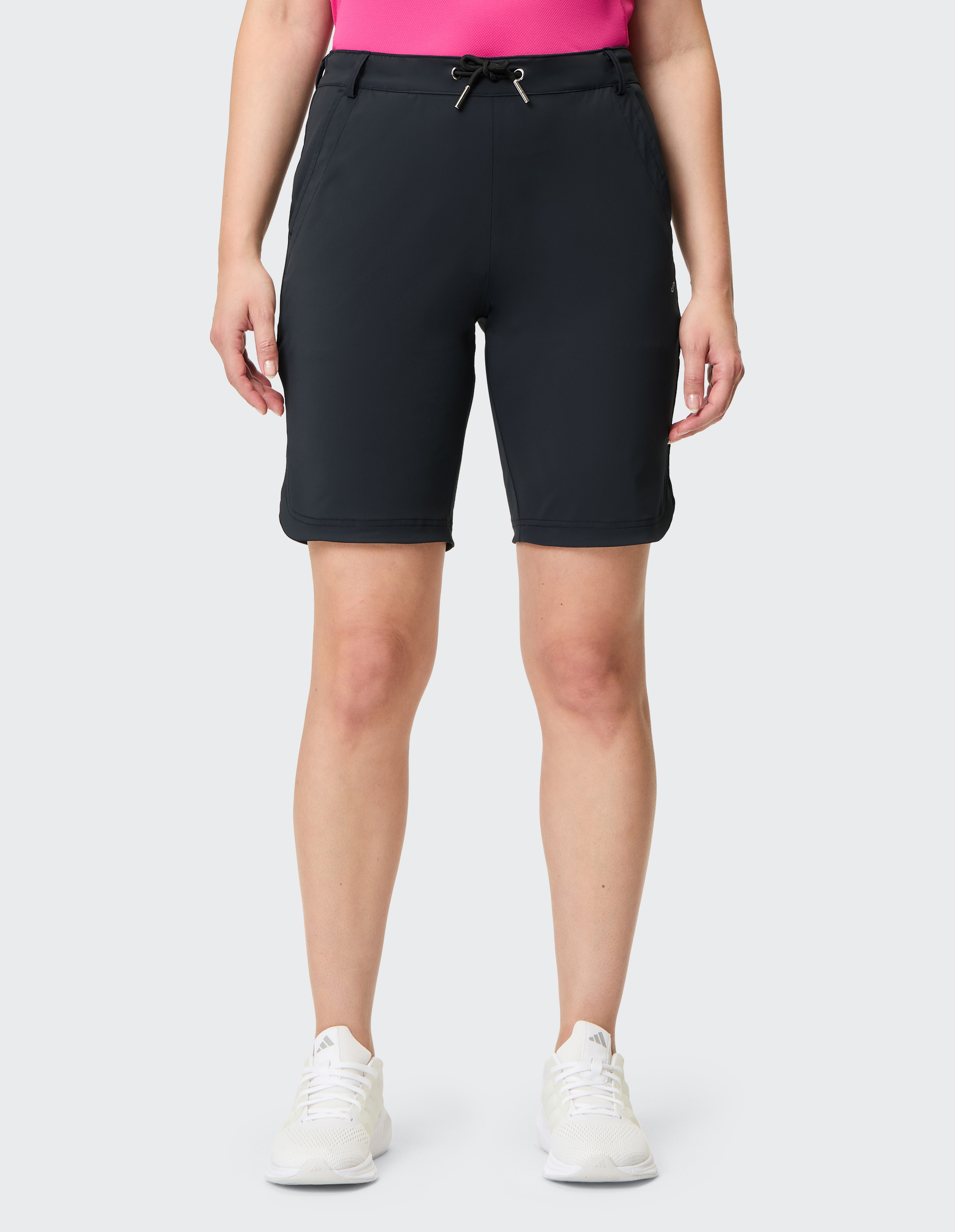 Dunkelblaue Herrenshorts aus glattem Stoff mit Kordelzug und silbernen Enden, knielang und schlicht geschnitten.