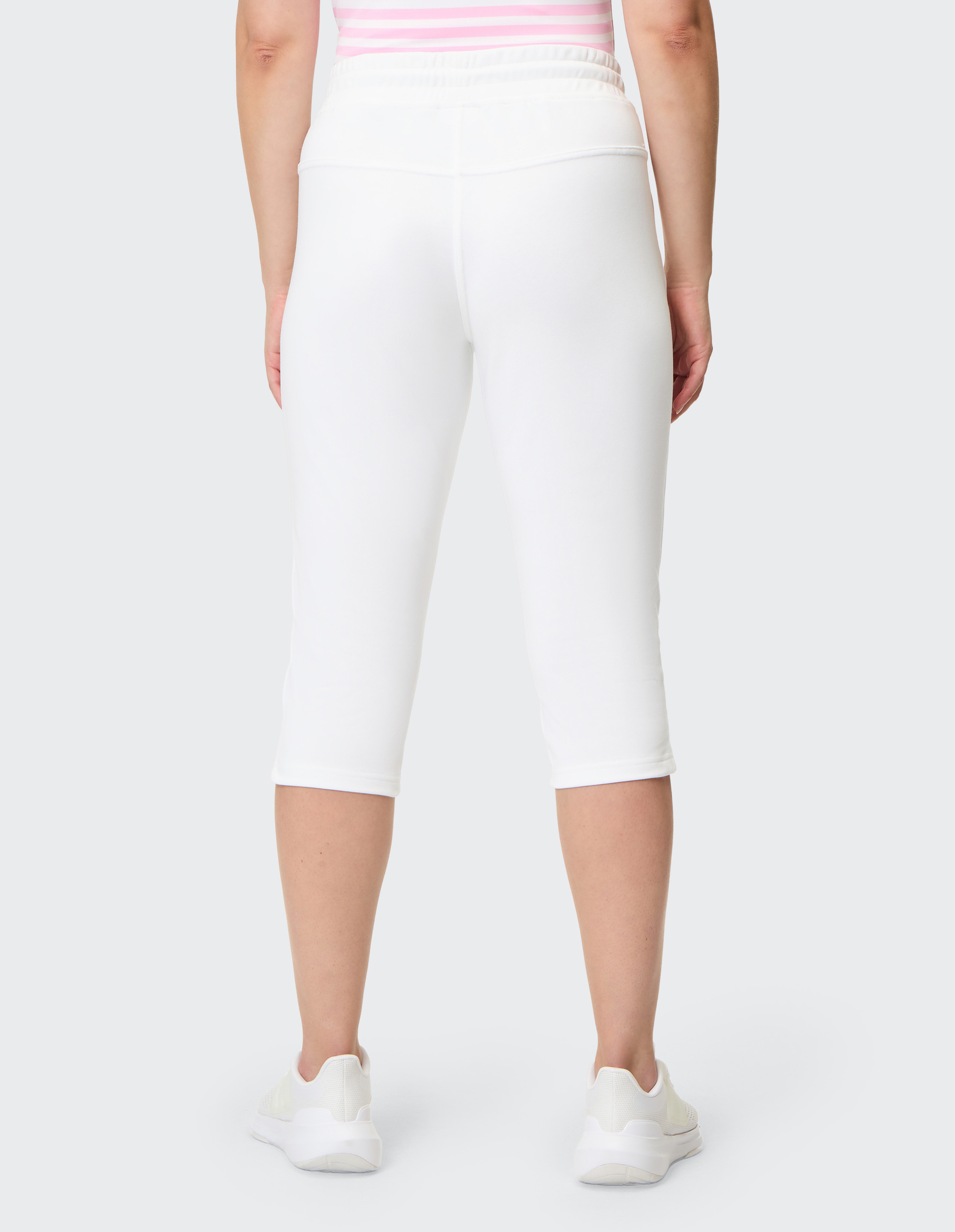 Weiße, knielange Jogginghose mit elastischem Bund, Kordelzug und seitlichen Taschen, aus weichem Baumwollstoff gefertigt.