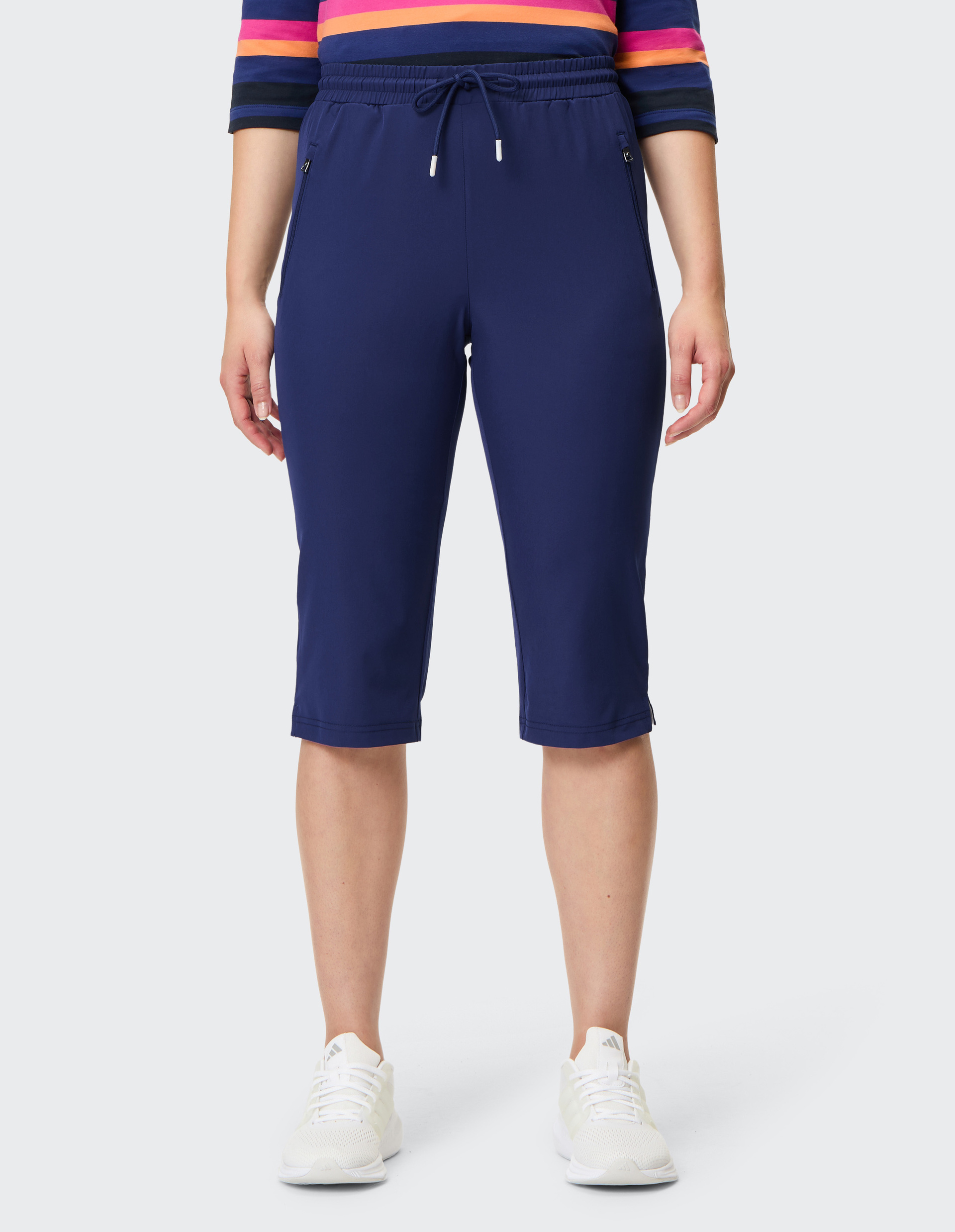 Dunkelblaue, knöchellange Jogginghose mit elastischem Bund und Kordelzug; seitliche Reißverschlusstaschen; schlichte Optik.