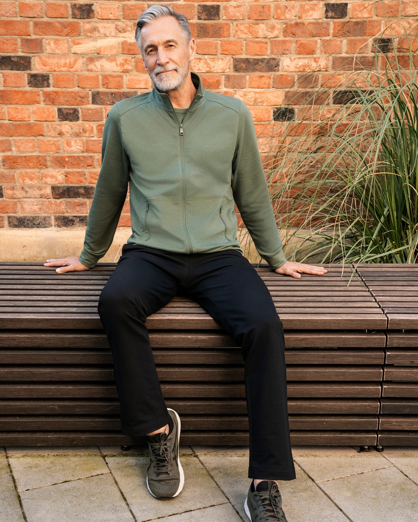 Auch, wenn es draußen ungemütlich wird -  Bewegung kennt kein Wetter. 🌥️
Mit Jacke Ramon und Hose Fernando bist du perfekt ausgestattet – bequem, funktional und stilvoll. 
Dein Look für aktive Tage, egal ob Spaziergang, leichtes Training oder einfach Wohlfühlen.

#JOYsportswear #active #outfitinspo #WinterVibes #outdoor