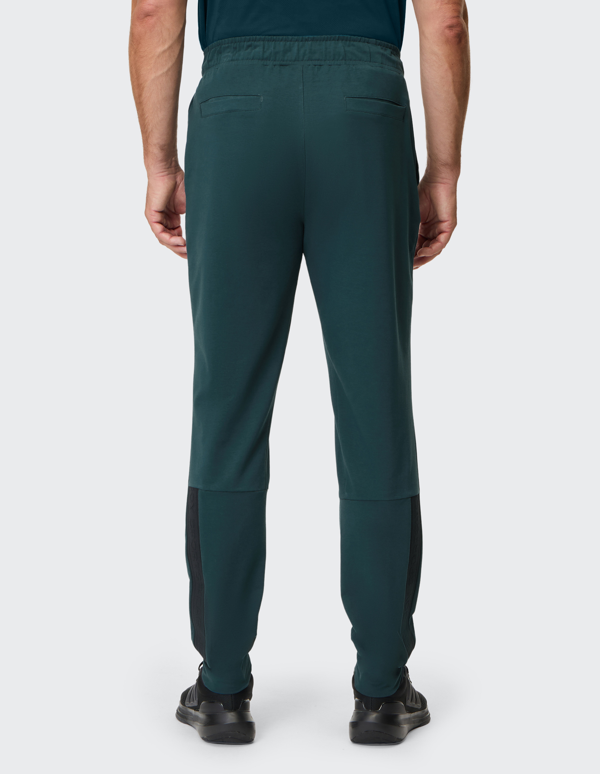 Dunkelgrüne Jogginghose mit elastischem Bund, Kordelzug, seitlichen Taschen und schmal zulaufendem Bein.