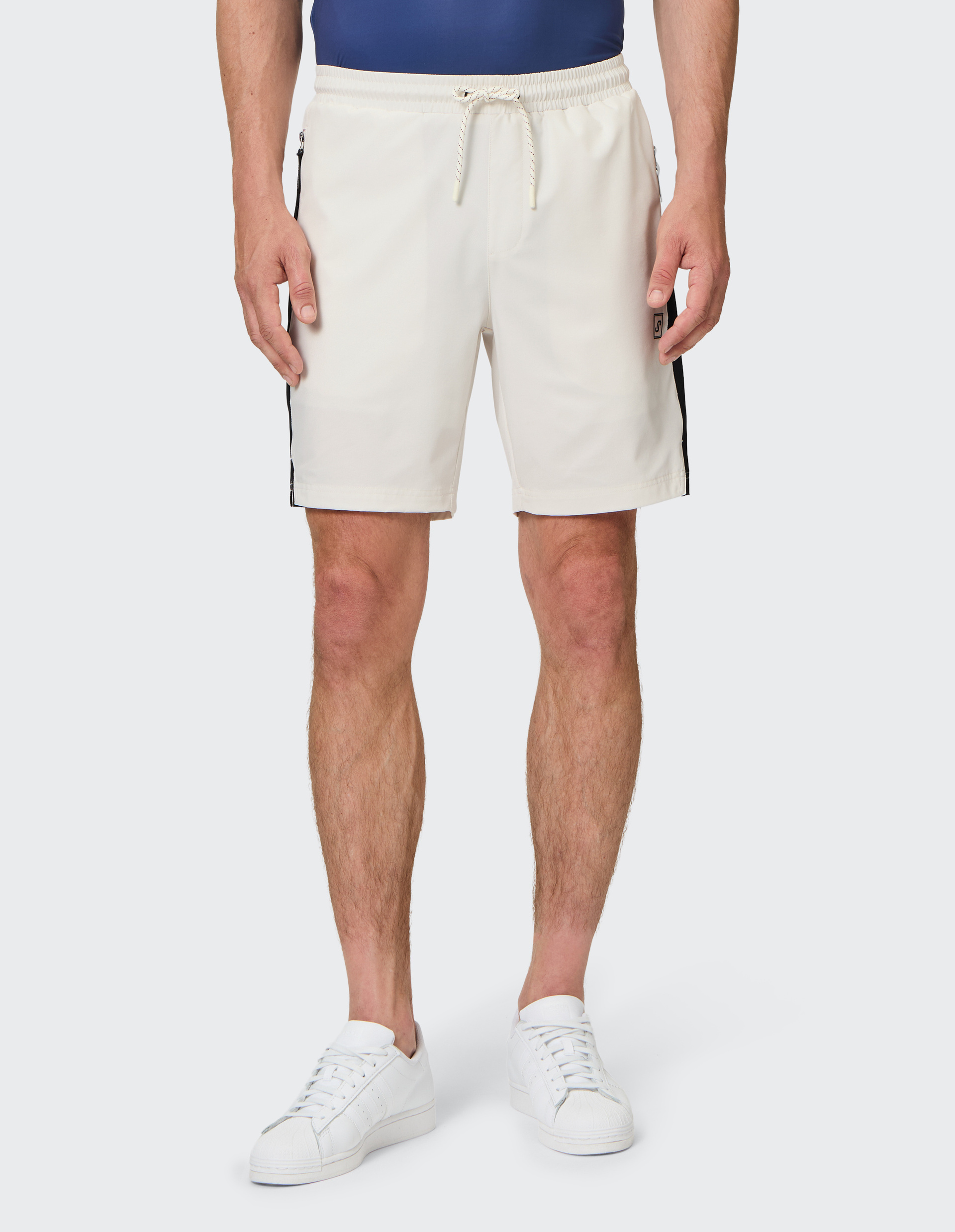 Weiße Shorts mit elastischem Bund und Kordelzug, seitlichem schwarzem Streifen und kleinem Logo am unteren Hosenbein.