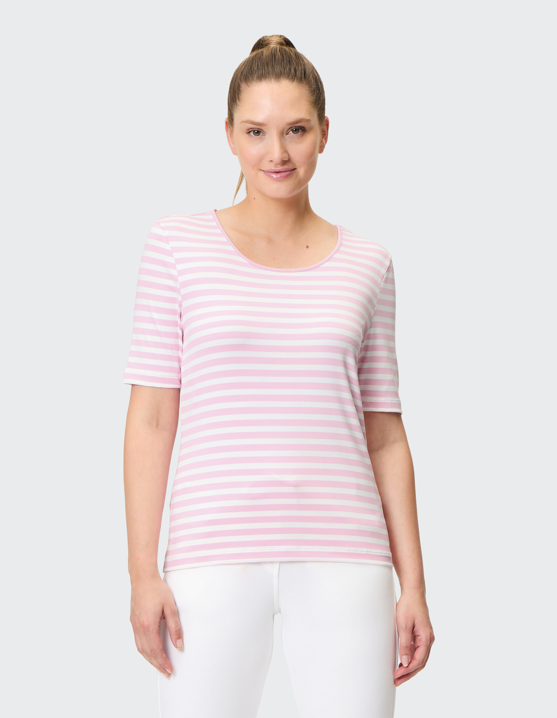 Ein Damen-T-Shirt mit kurzen Ärmeln in weiß-rosa gestreiftem Muster und rundem Halsausschnitt, aus weichem, leichtem Stoff.