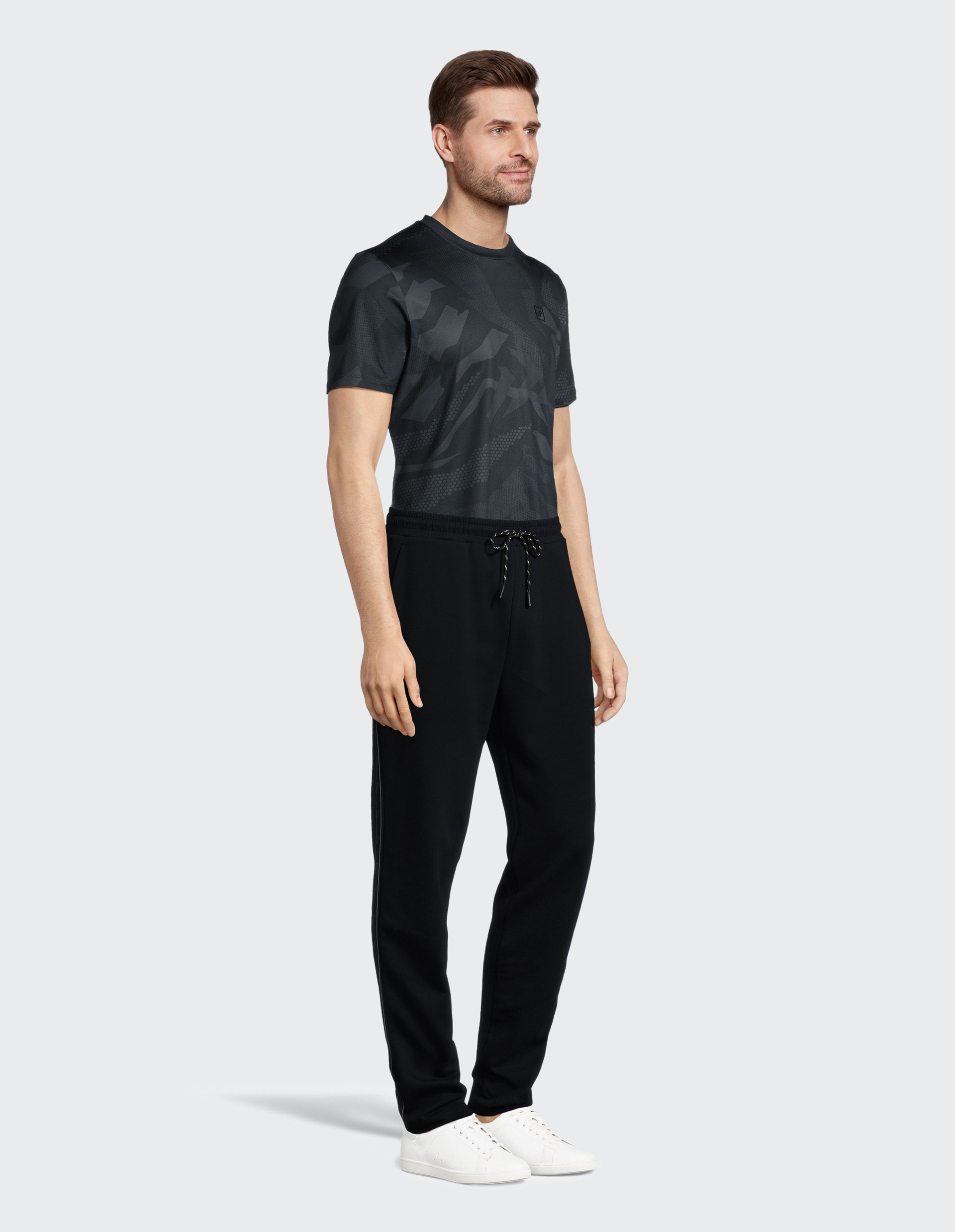 Schwarze Jogginghose mit elastischem Bund und Kordelzug, gerade geschnitten, für bequemen Freizeitstil geeignet.