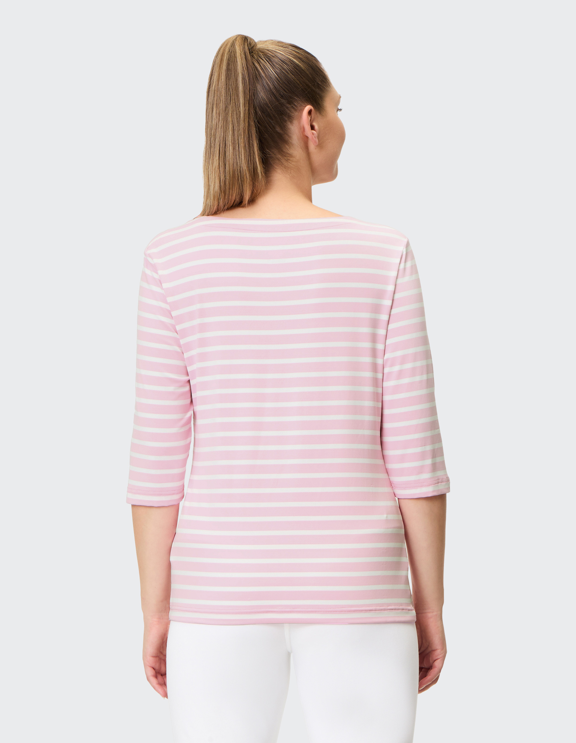 Ein hellrosa Damenoberteil mit weißen horizontalen Streifen und dreiviertellangen Ärmeln, schlichtes Design.