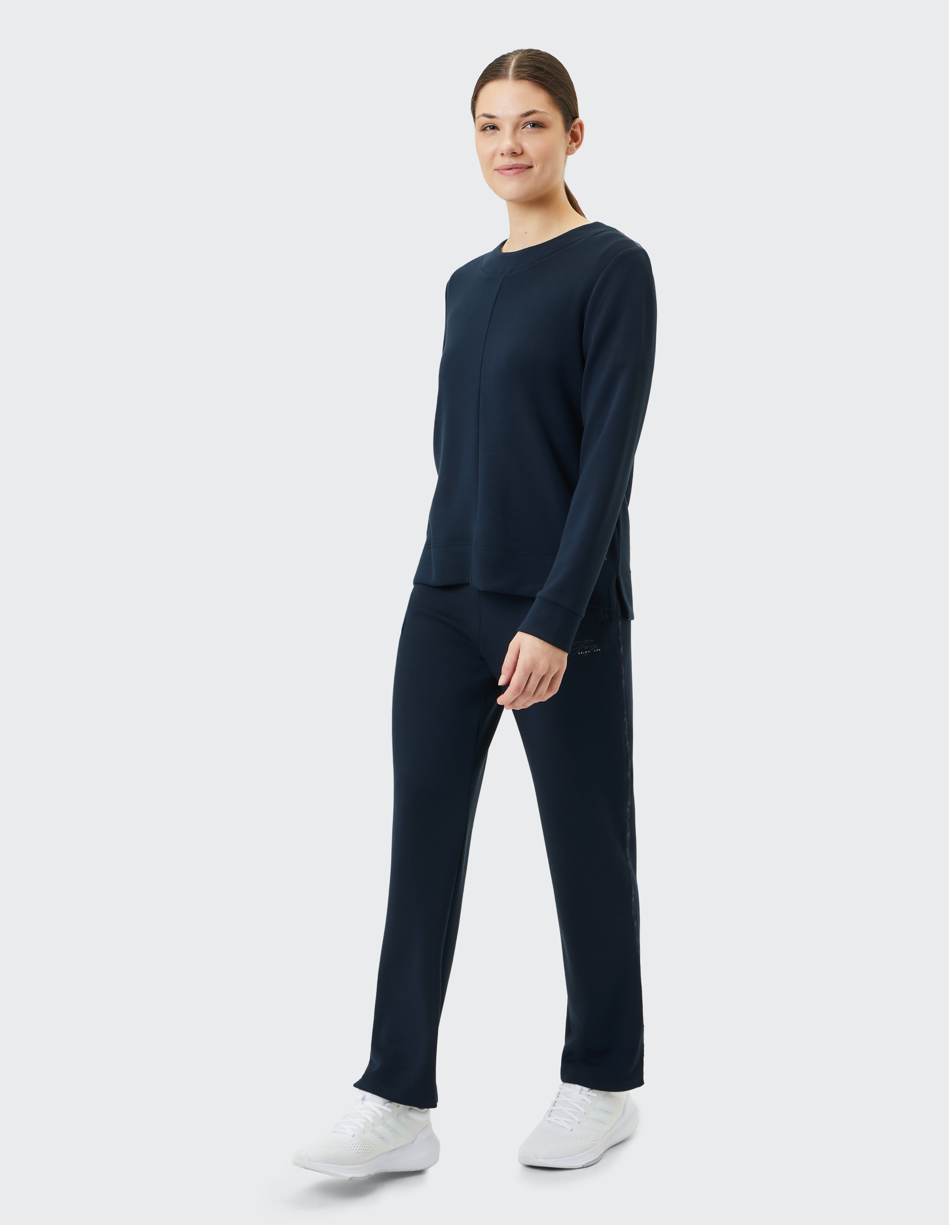 Dunkelblauer, langärmeliger Pullover mit Rundhalsausschnitt, dezentem Design und geraden Nähten auf der Vorderseite.