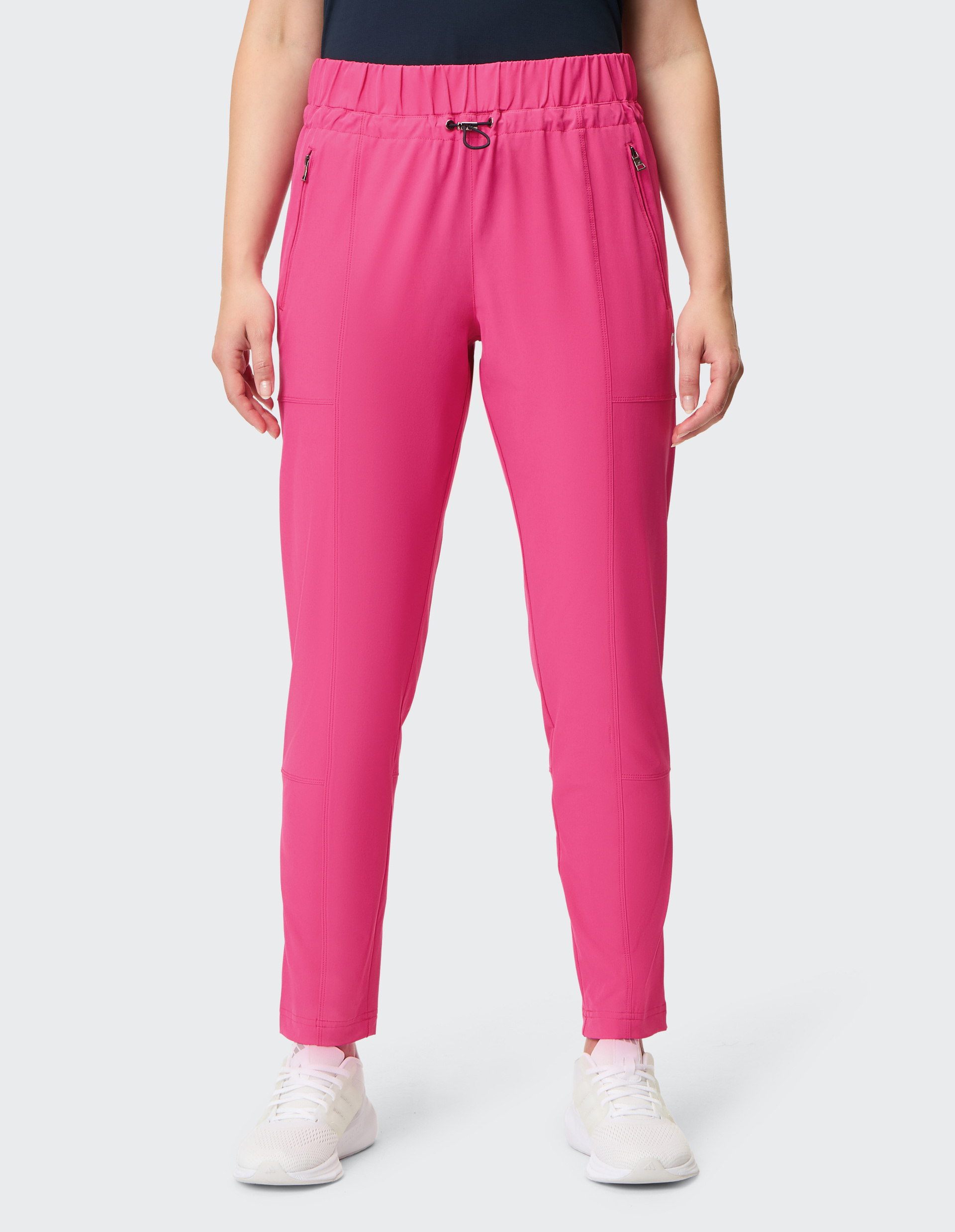 Leuchtend pinke, lange Hose mit elastischem Bund und Kordelzug, zwei seitlichen Taschen und glattem, leicht glänzendem Stoff.