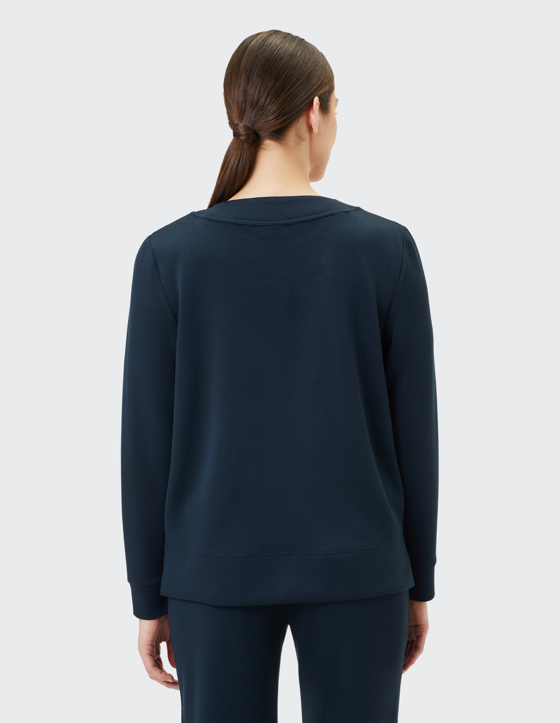 Dunkelblauer, langärmeliger Pullover mit Rundhalsausschnitt, dezentem Design und geraden Nähten auf der Vorderseite.