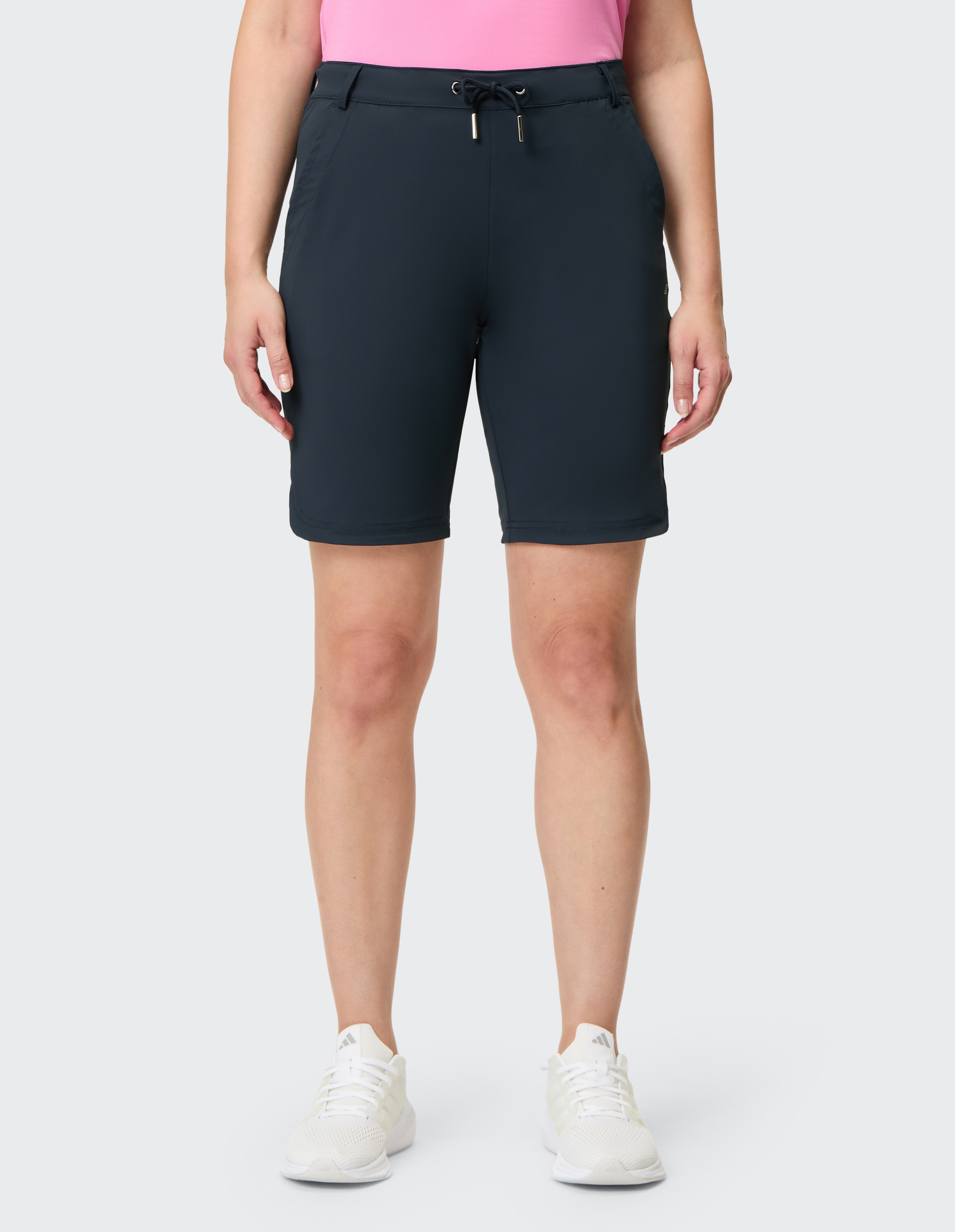 Dunkelblaue Shorts mit Kordelzug, mittellang und schlichtes Design, geeignet für Freizeit und Sport, vorne mit Taschen.