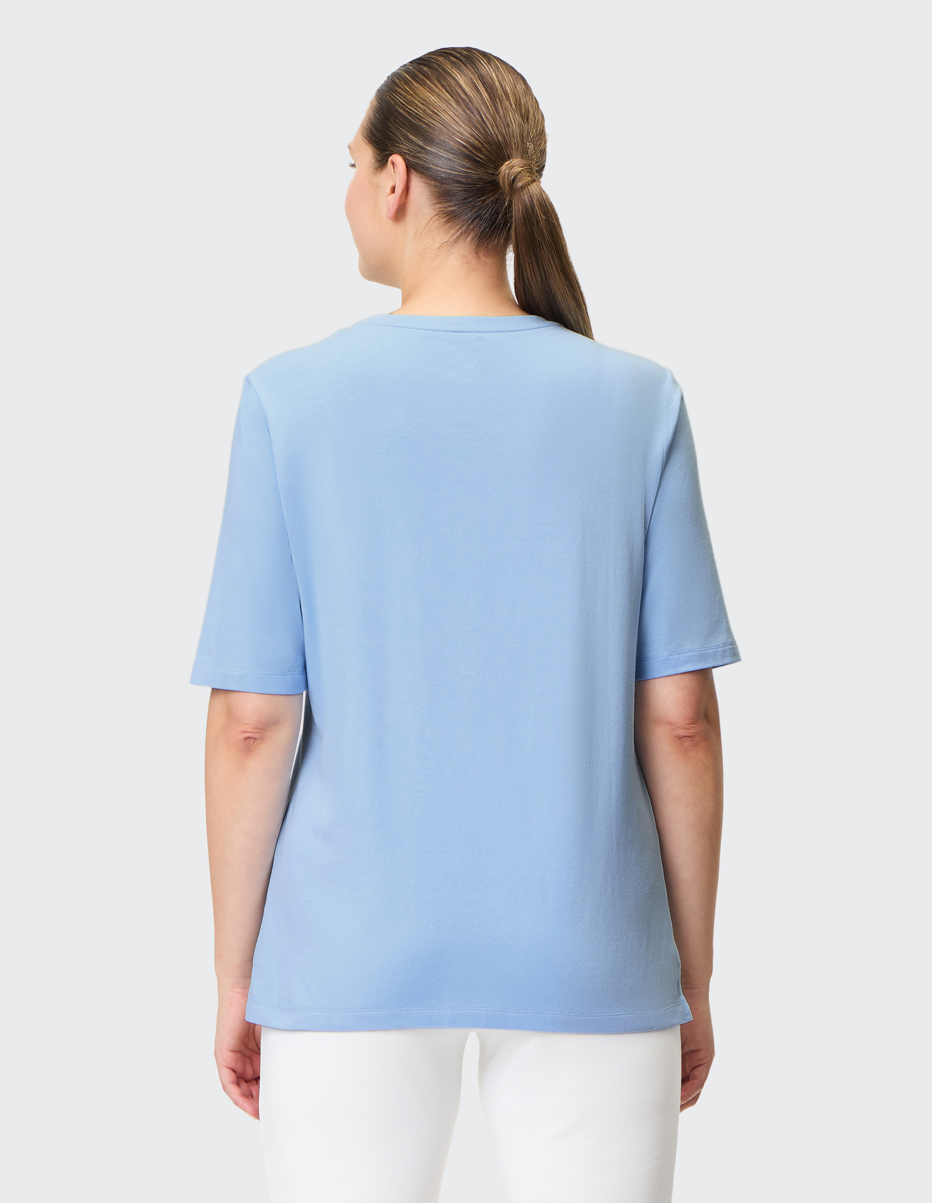 Hellblaues T-Shirt mit kurzen Ärmeln und Butterfly-Design in Blau- und Schwarztönen auf der rechten Seite.