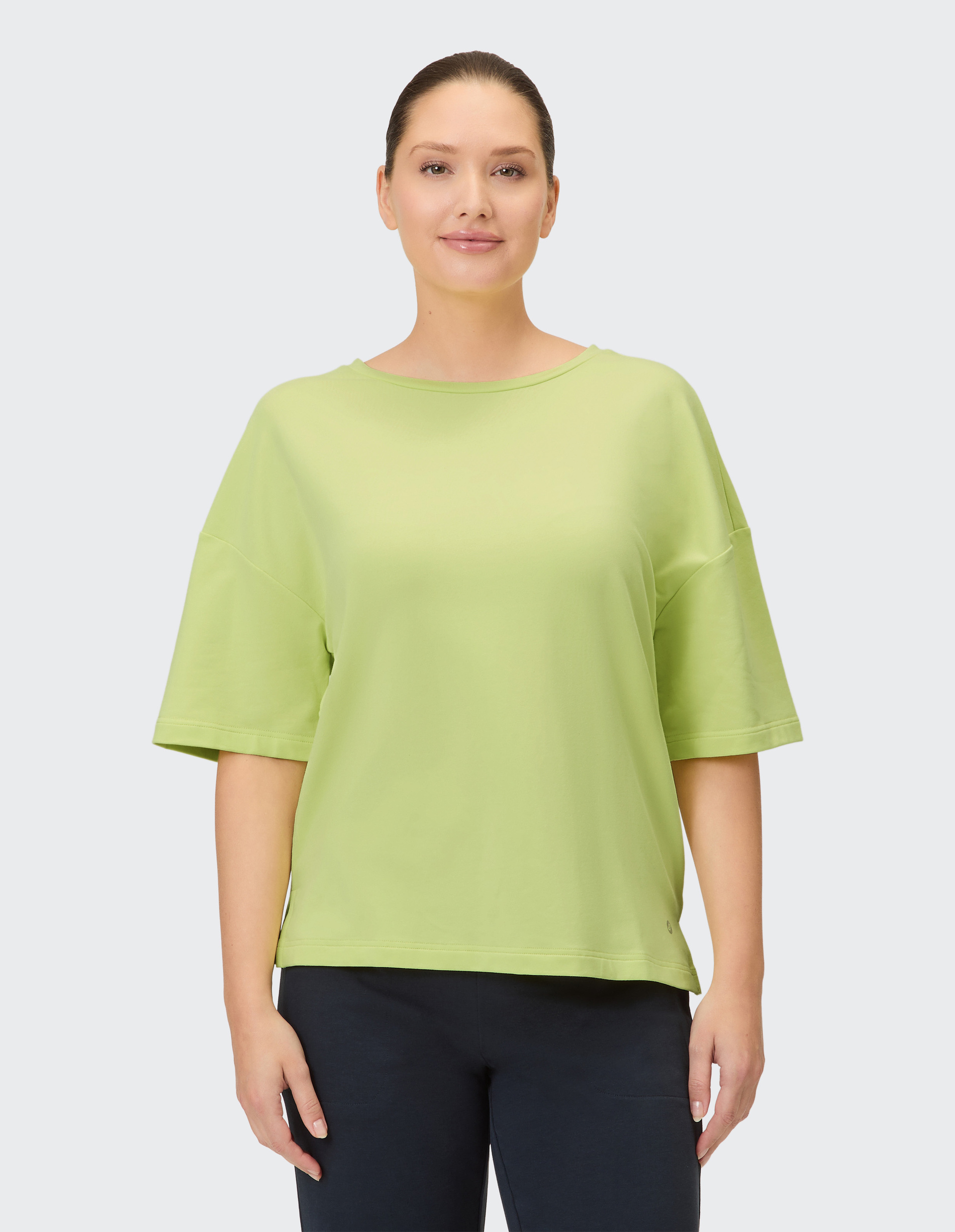 Eine hellgrüne Damenbluse mit weiten Ärmeln und rundem Ausschnitt.