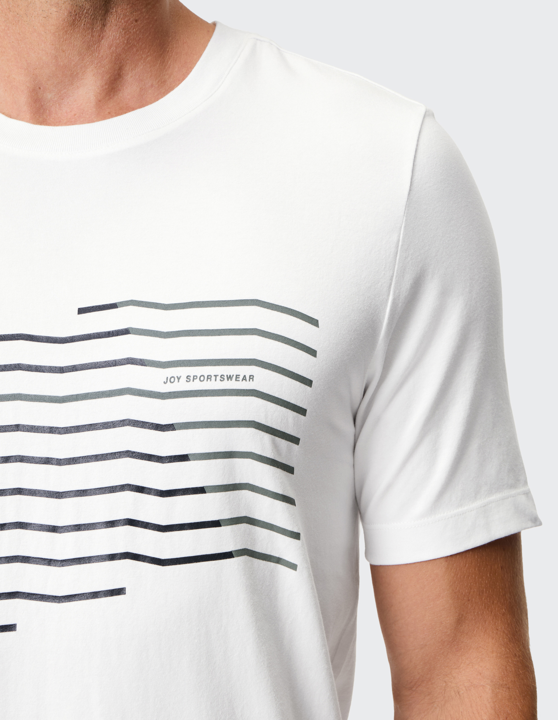 Weißes T-Shirt mit schwarz-grauen horizontalen Linien auf der Brust, die rechte Hälfte zeigt einen Ausschnitt eines Armes.