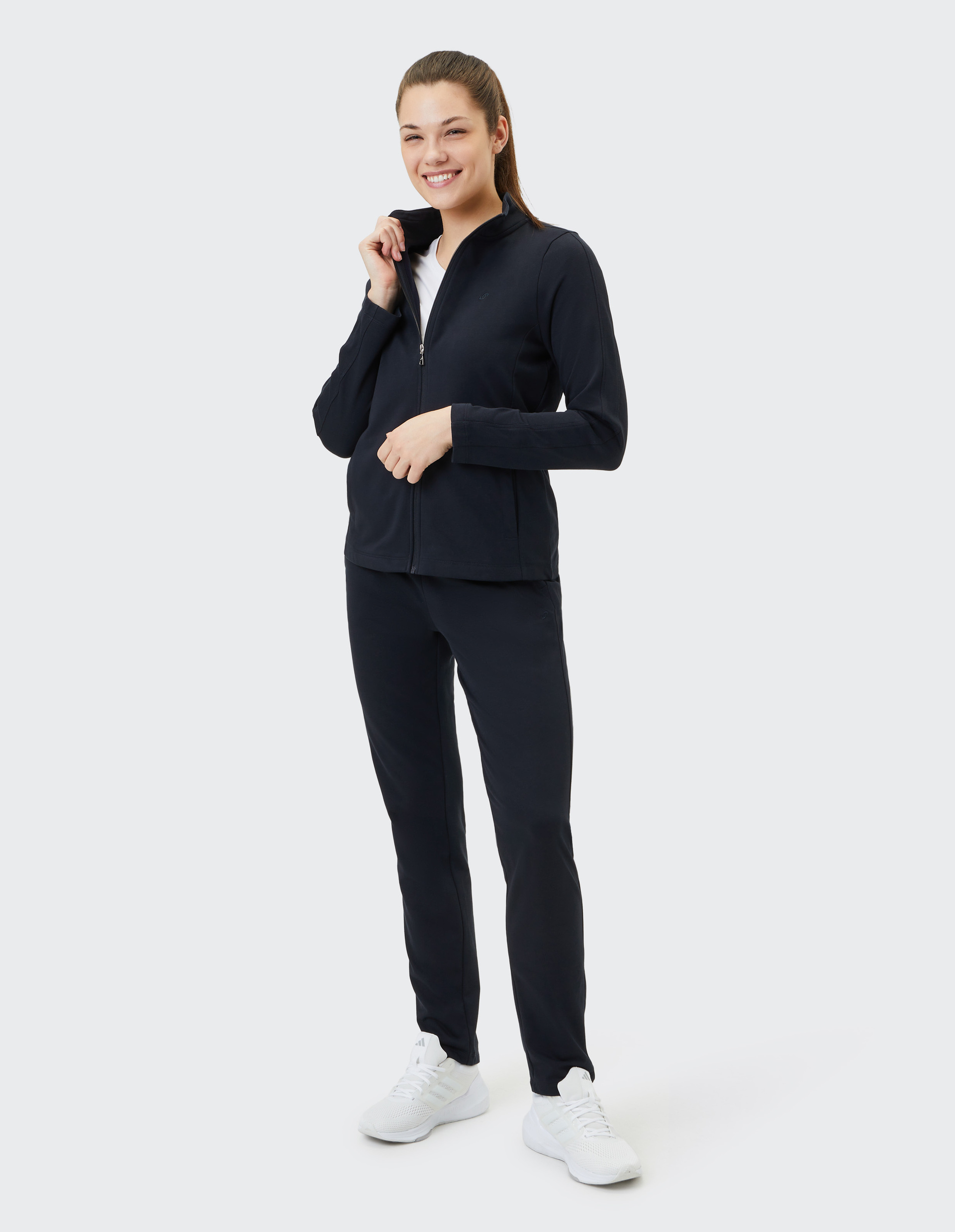 Ein dunkelblauer Trainingsanzug mit Jacke und Reißverschluss, sowie passenden langen Hosen, dargestellt auf weißem Hintergrund.