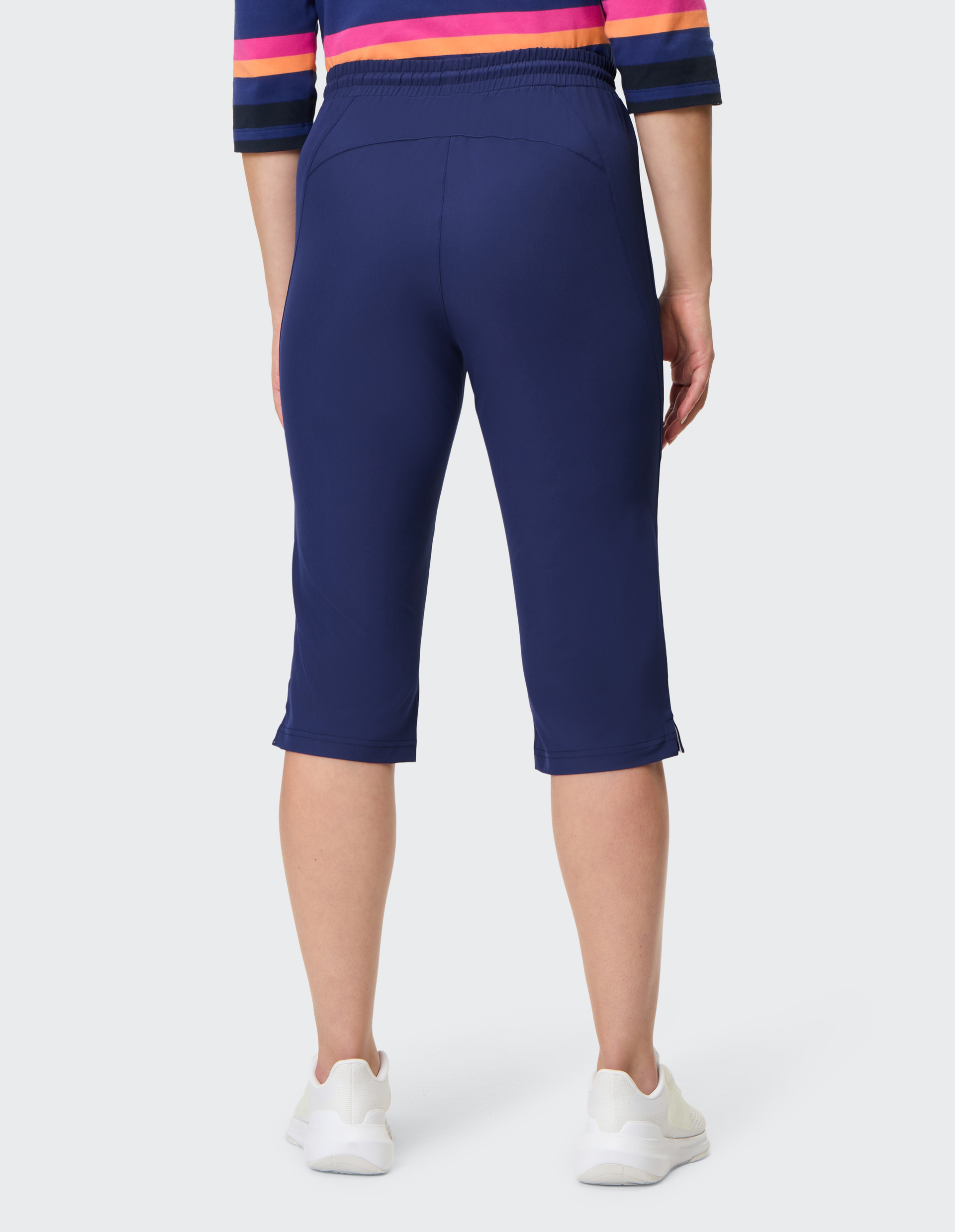 Dunkelblaue, knöchellange Jogginghose mit elastischem Bund und Kordelzug; seitliche Reißverschlusstaschen; schlichte Optik.