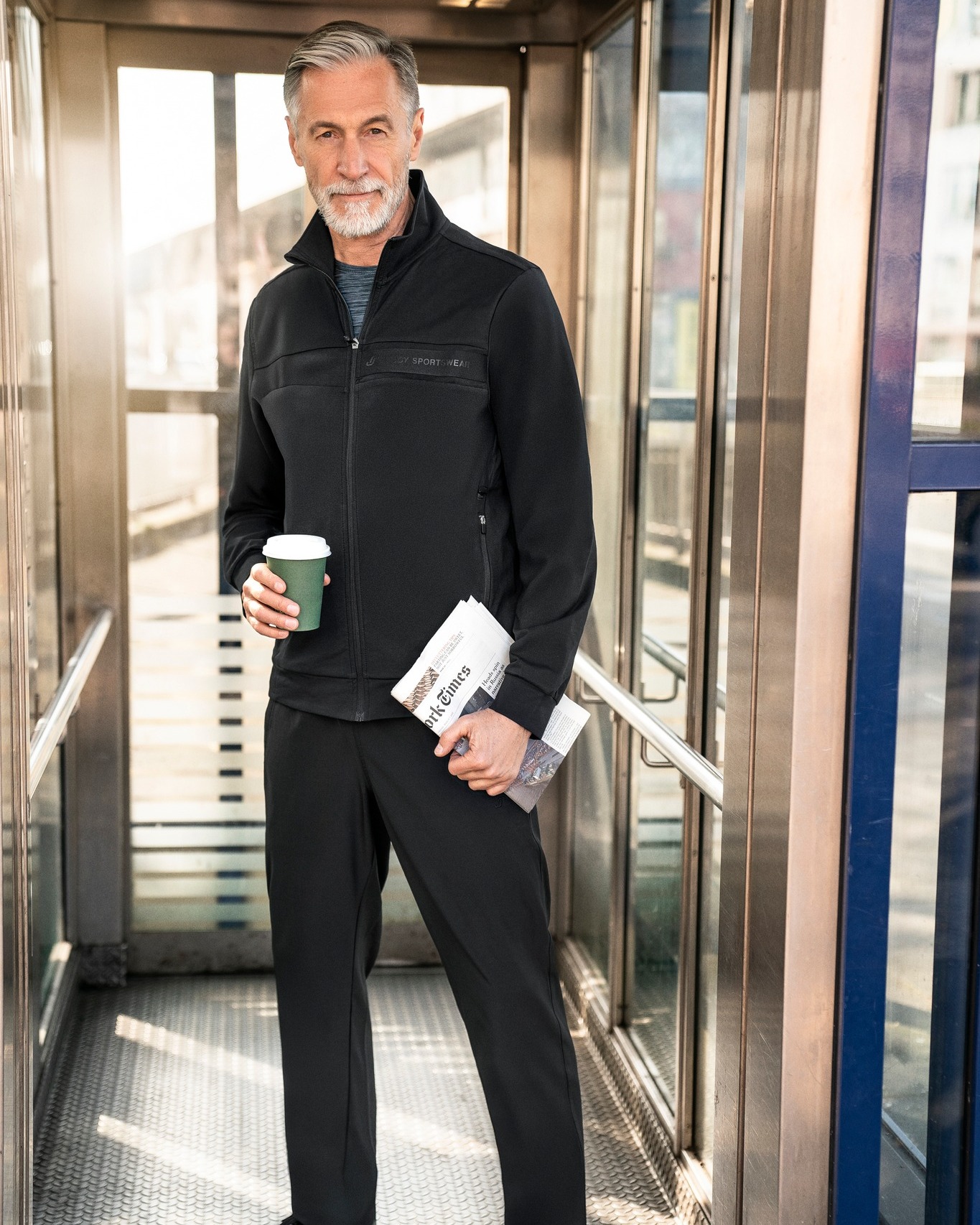 Ruhe, Routine, Bewegung ☕🗞️

Ein guter Start in den Tag kann mit Bewegung, einem heißen Kaffee oder einem Moment Ruhe beginnen – Hose FERNANDO und Jacke HANNES begleiten dich bequem und lässig dabei!

#JOYsportswear #active #outfitinspo #Herbst #morning #relax